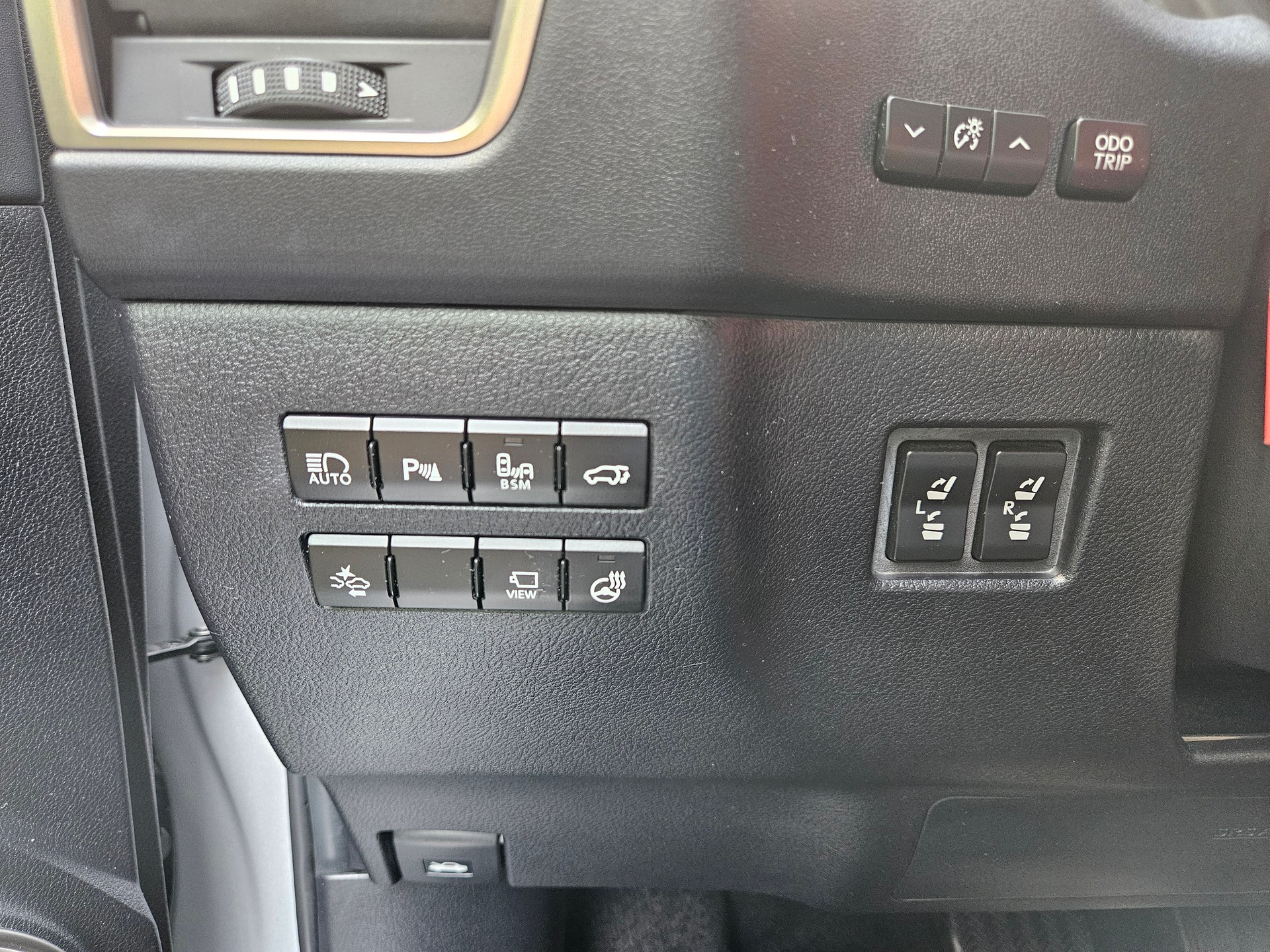 LEXUS NX 300h excellence E-Four Automatic-image-14