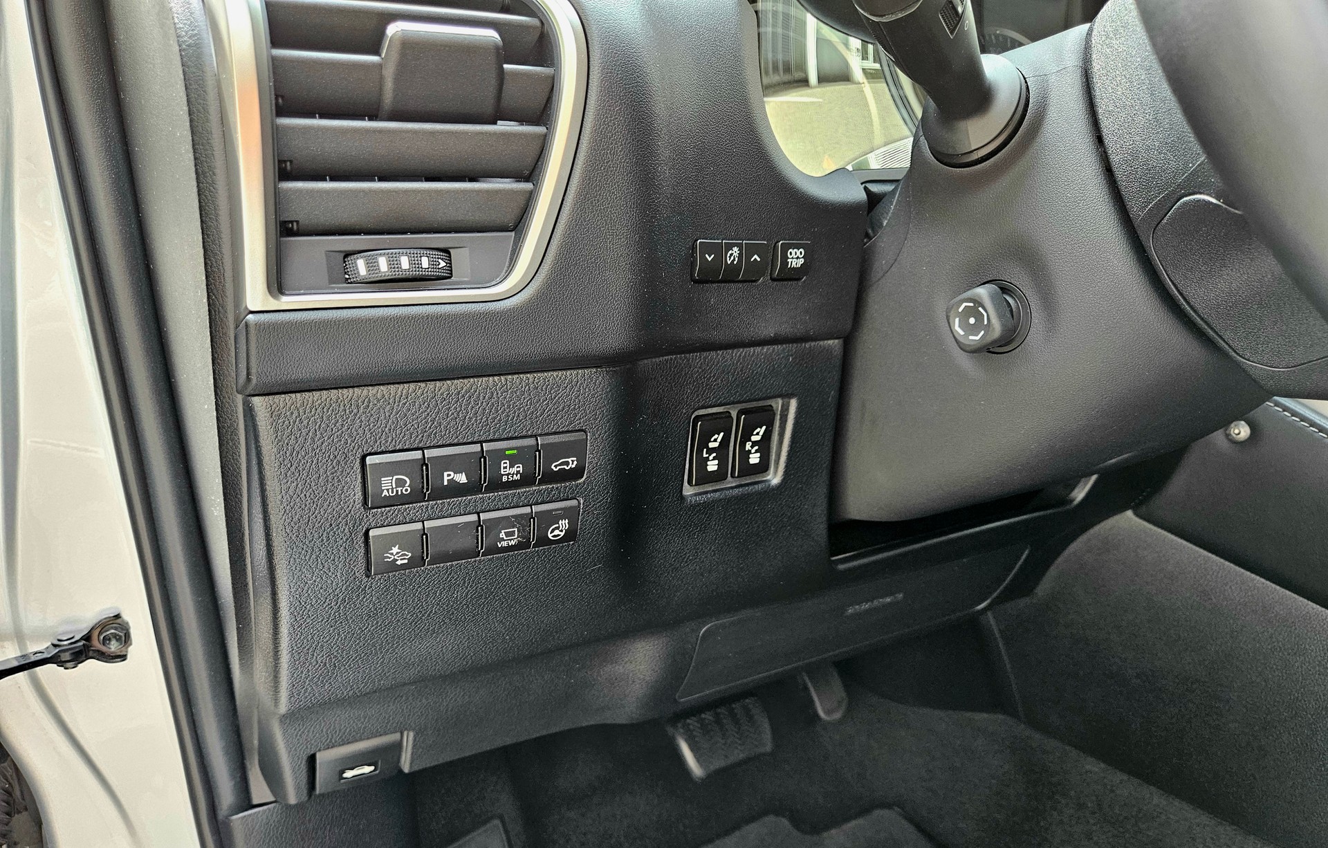 LEXUS NX 300h excellence E-Four Automatic-image-11
