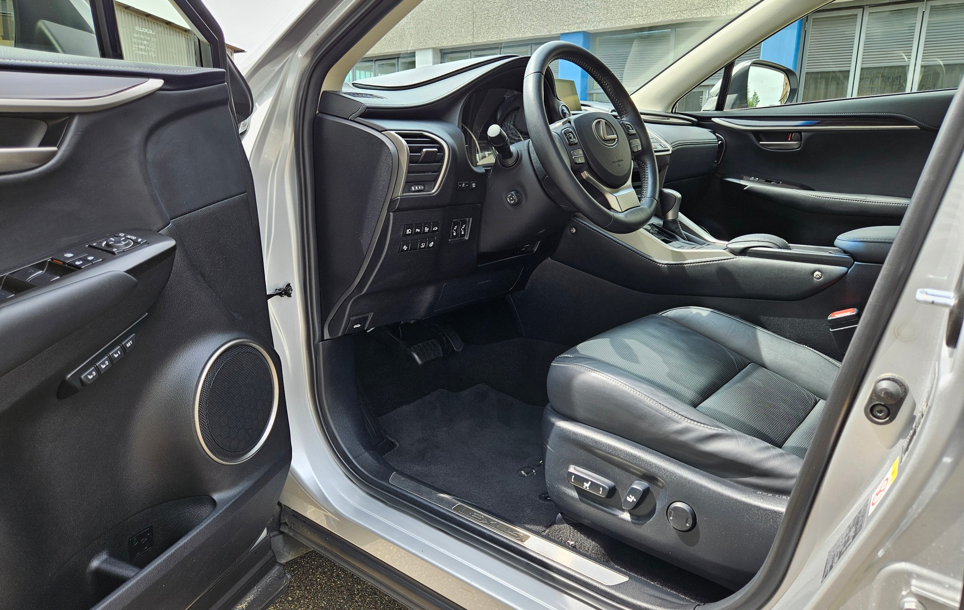 LEXUS NX 300h excellence E-Four Automatic-image-9