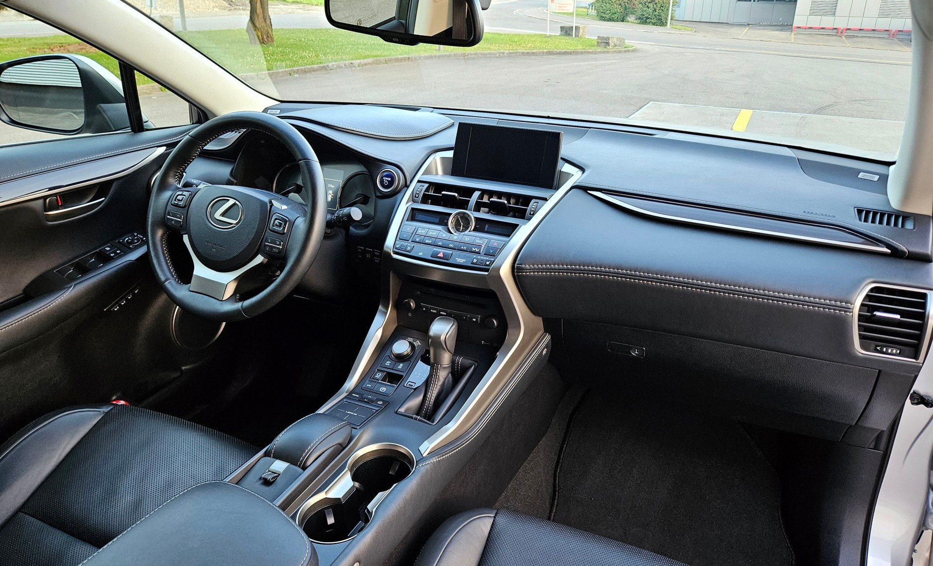 LEXUS NX 300h excellence E-Four Automatic-image-6