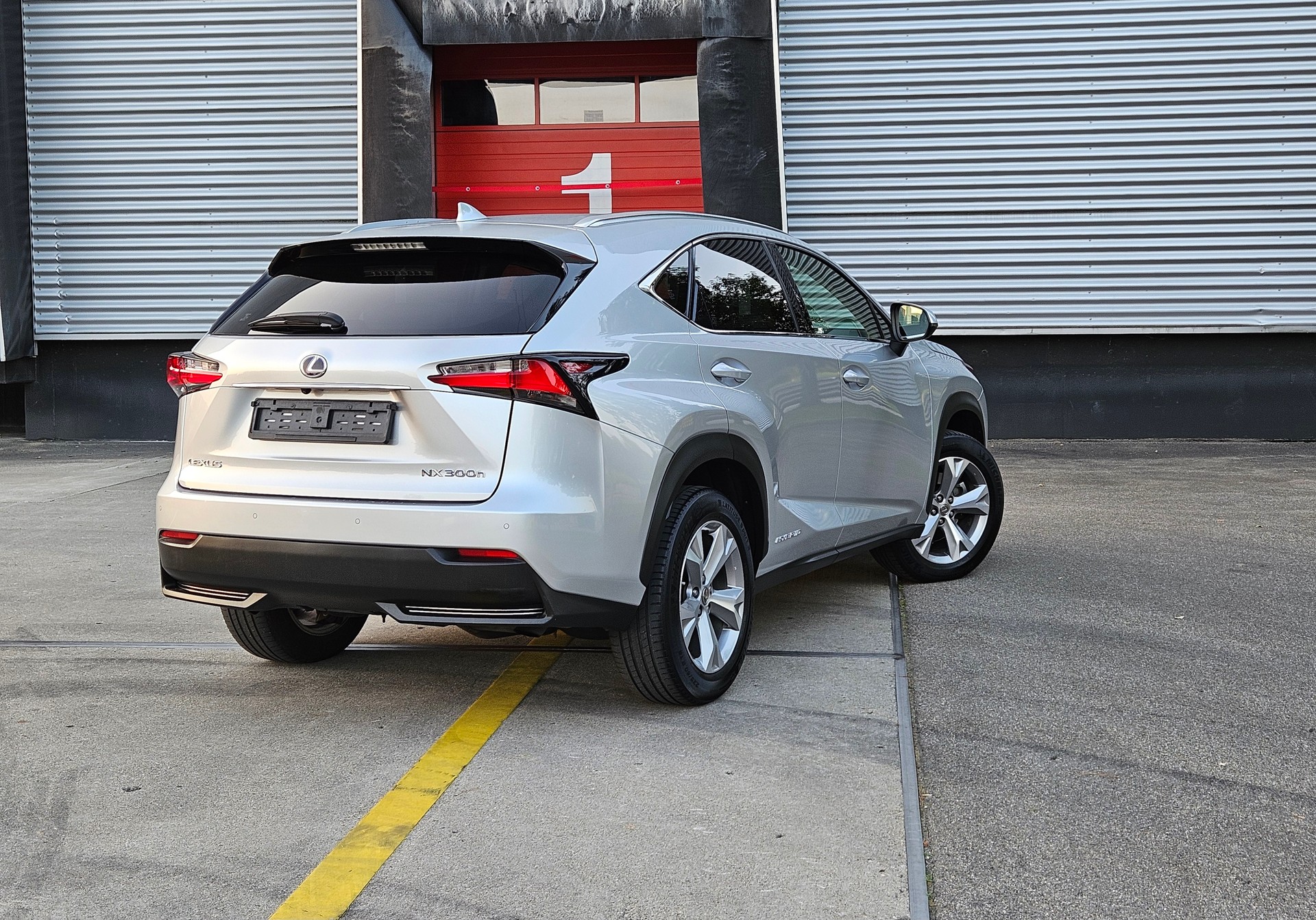 LEXUS NX 300h excellence E-Four Automatic-image-3