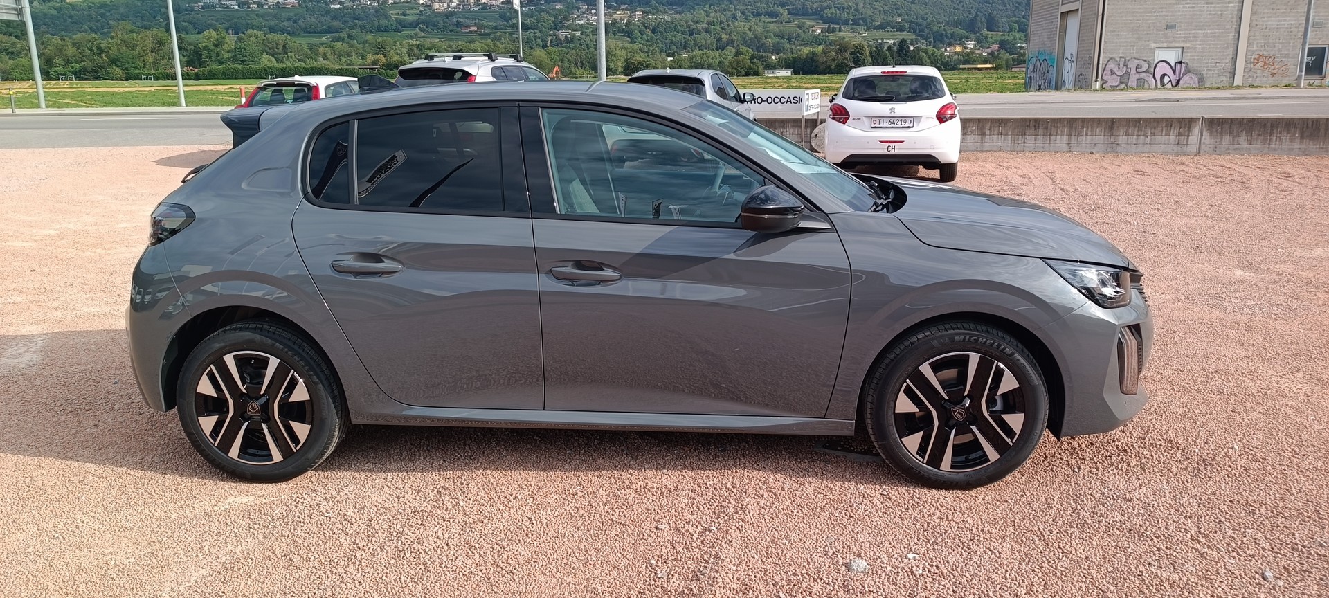 PEUGEOT 208 1.2 MHEV 110 Allure Premium-showroom-element-2
