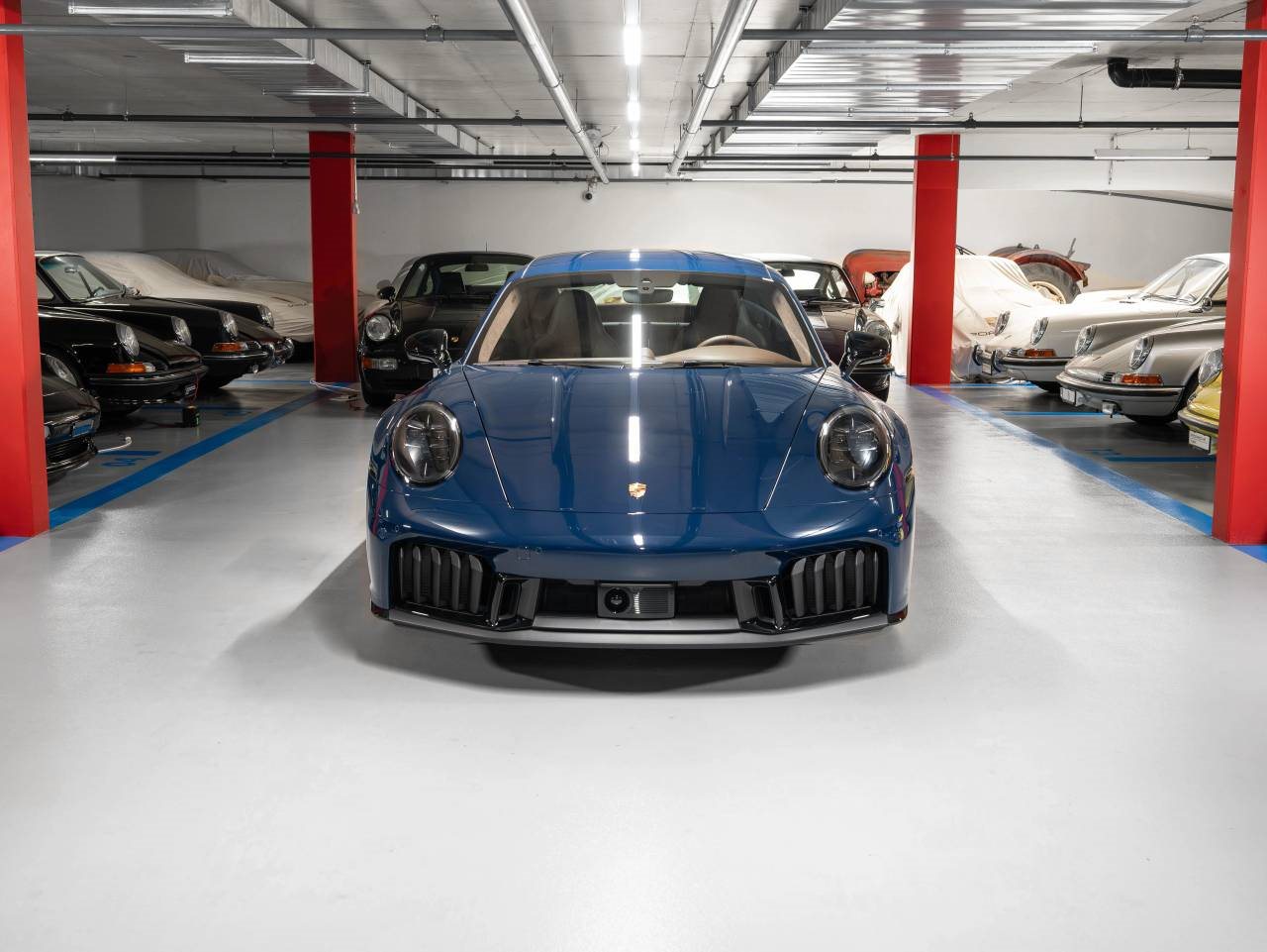 PORSCHE 911 Carrera 4 GTS-showroom-element-1
