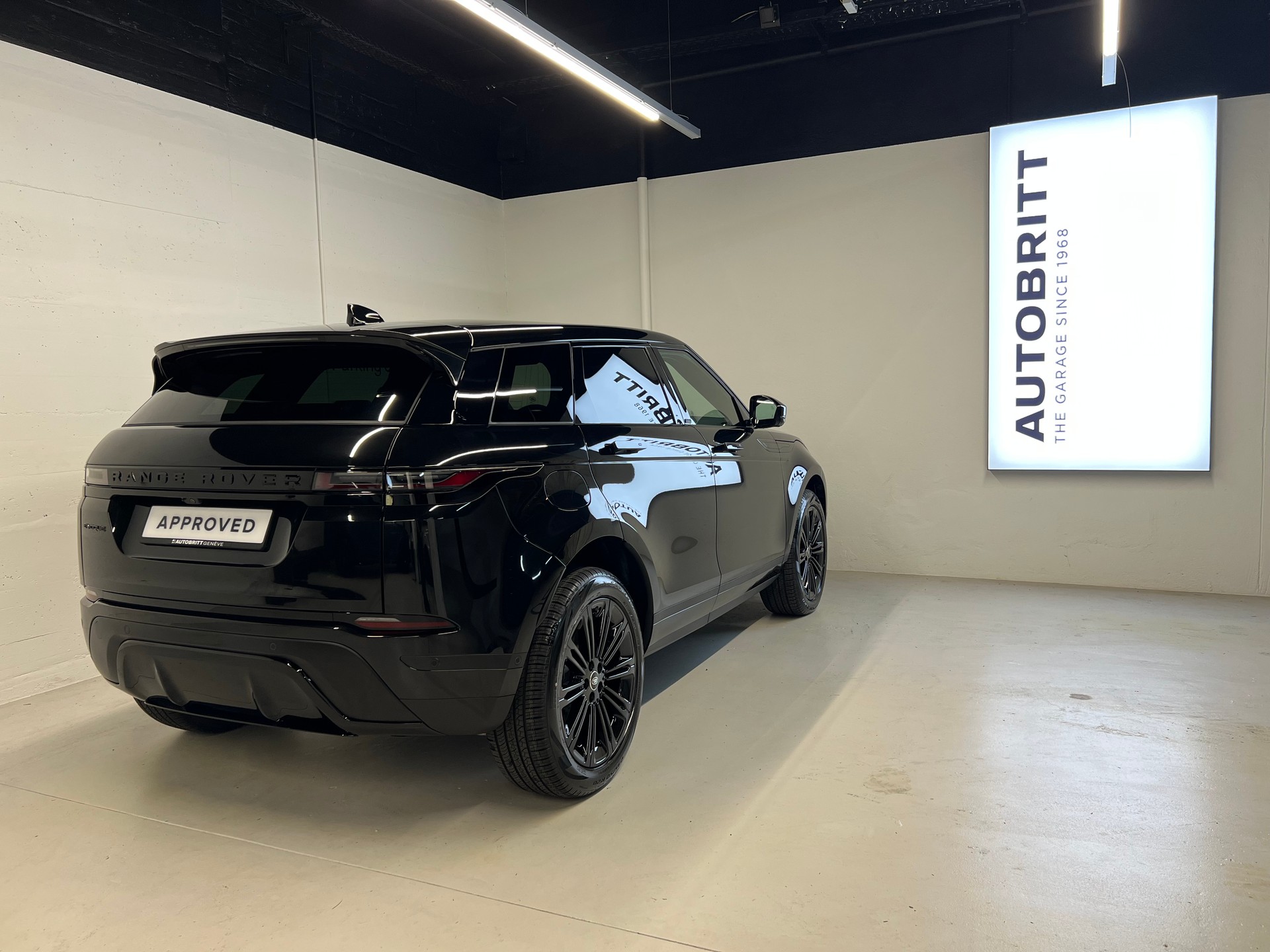 LAND ROVER Range Rover Evoque 1.5 T 270e S-showroom-element-1