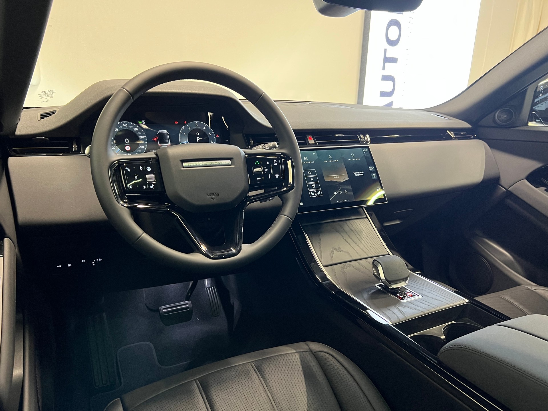 LAND ROVER Range Rover Evoque 1.5 T 270e S-showroom-element-2