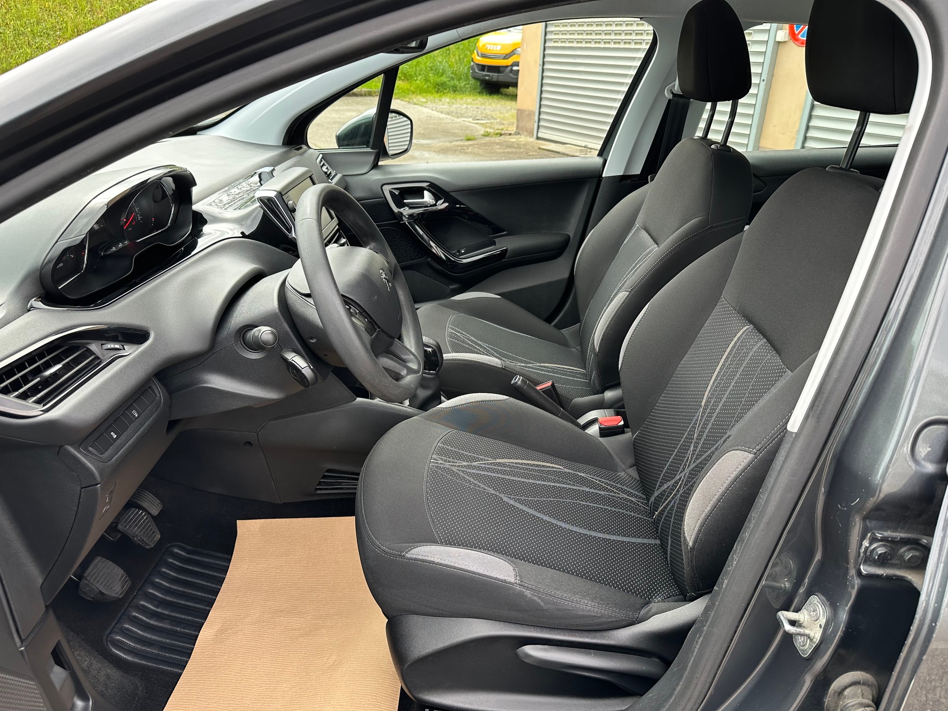 PEUGEOT 208 1.2 VTI Active-image-8