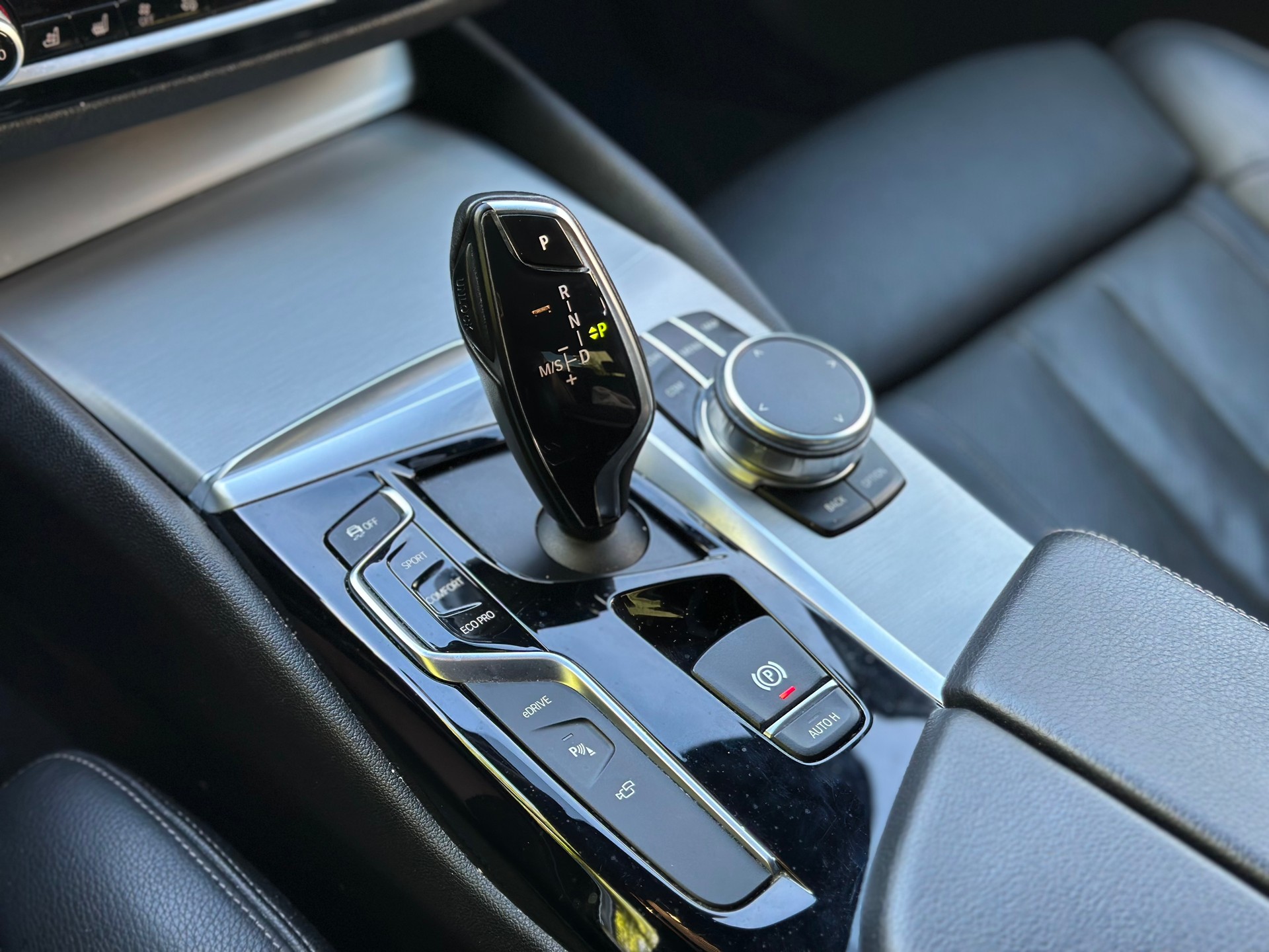 BMW 530e iPerformance Sport Line Steptronic-image-17