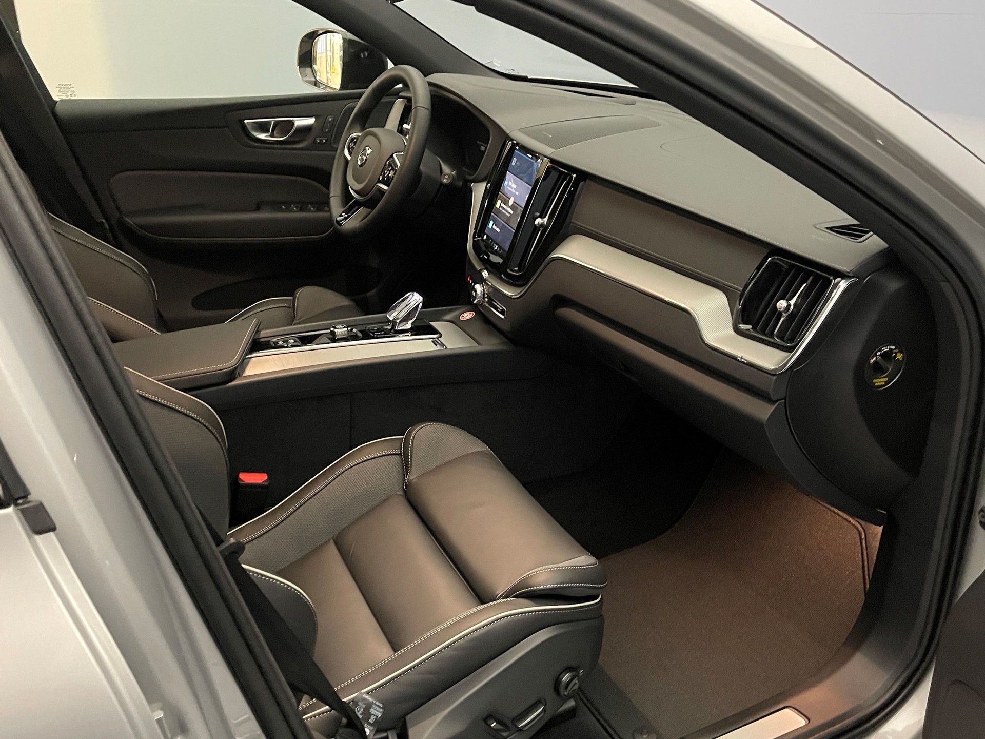 VOLVO XC60 2.0 B5 MH Core AWD-image-10
