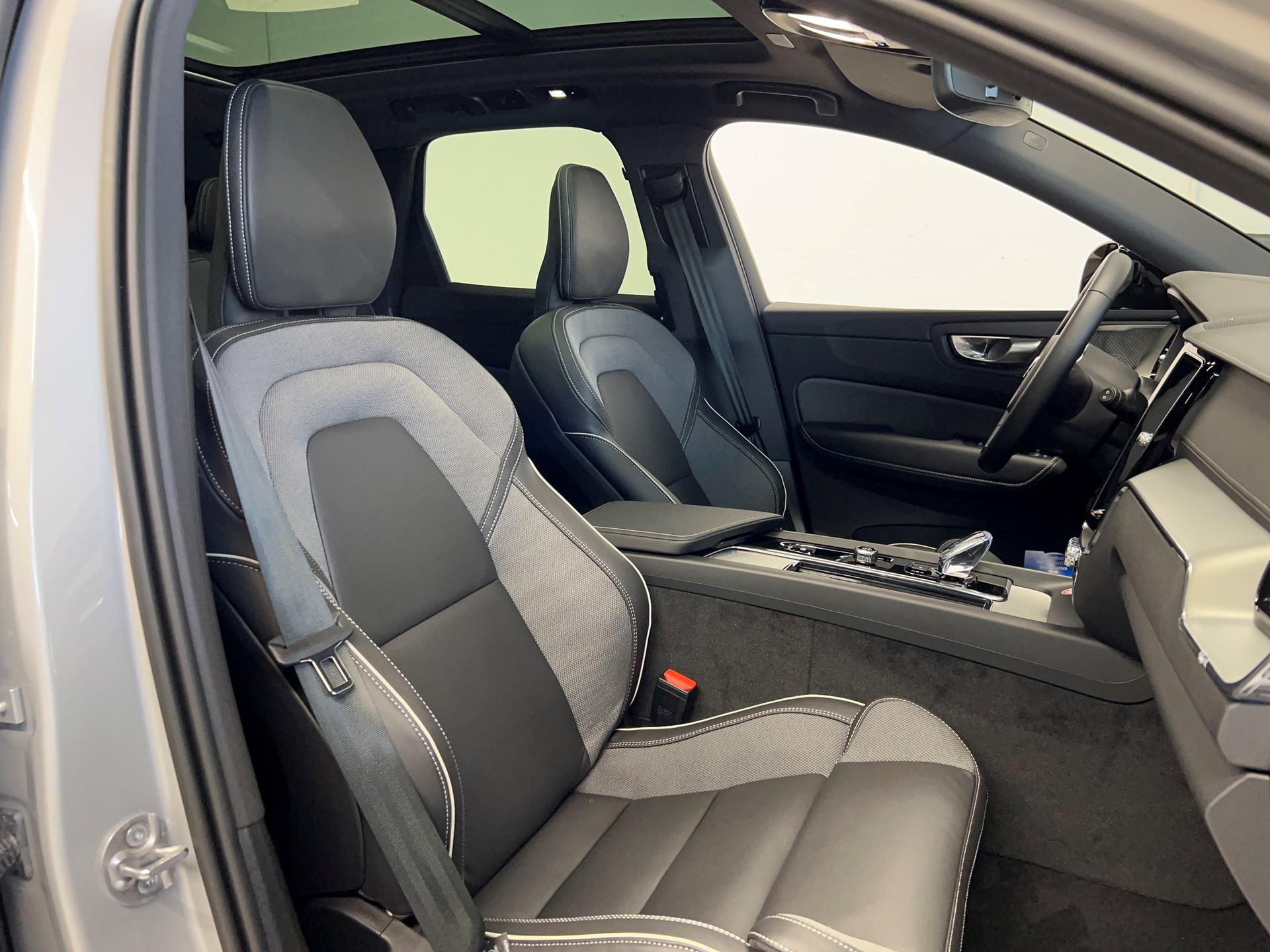 VOLVO XC60 2.0 B5 MH Core AWD-image-13