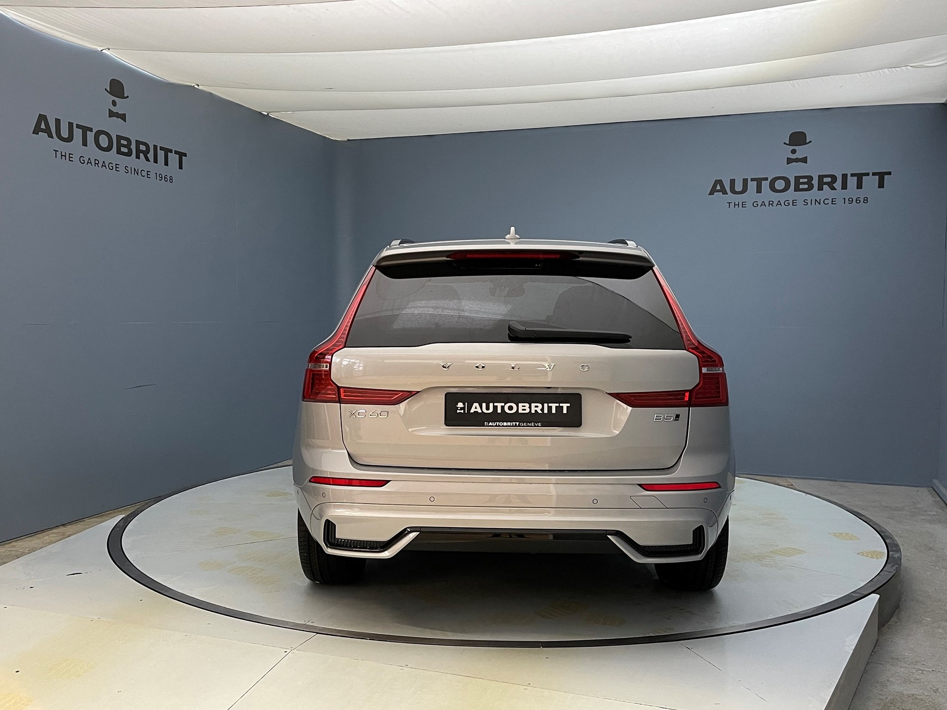 VOLVO XC60 2.0 B5 MH Core AWD-showroom-element-2