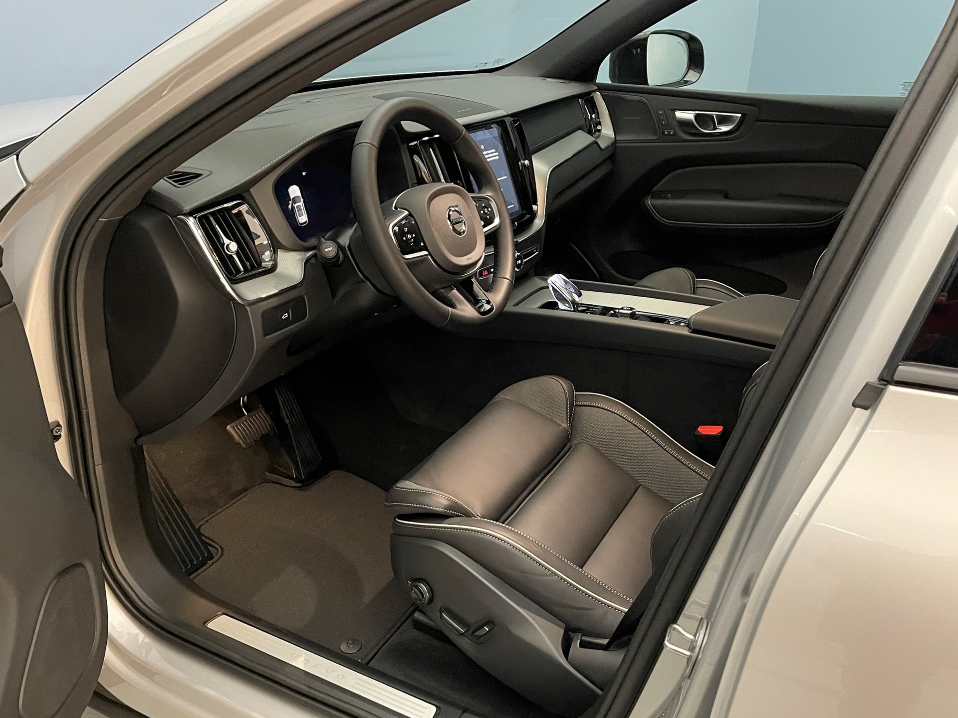 VOLVO XC60 2.0 B5 MH Core AWD-image-6