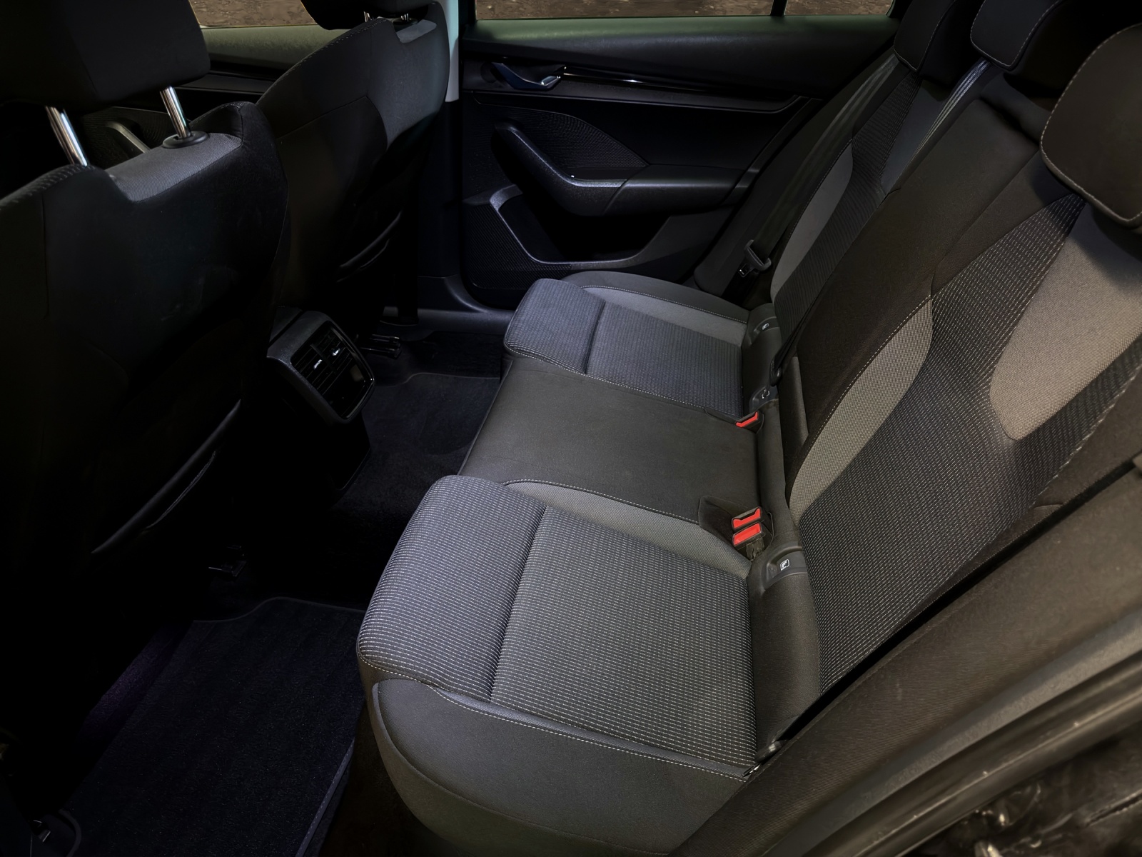 SKODA Octavia Combi 2.0 TDI DSG Ambition 4x4-image-8