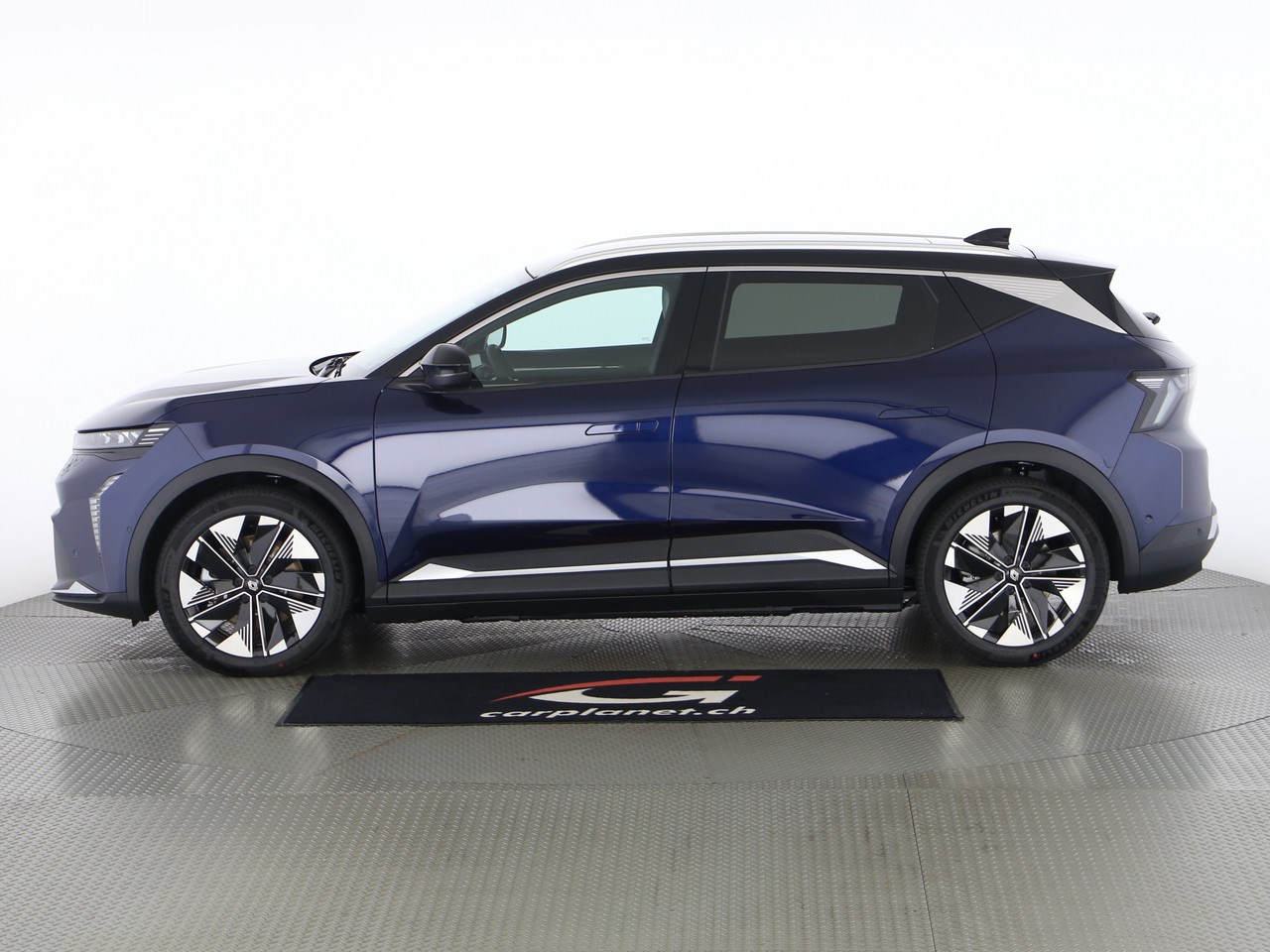 RENAULT Scénic E-Tech iconic-showroom-element-1