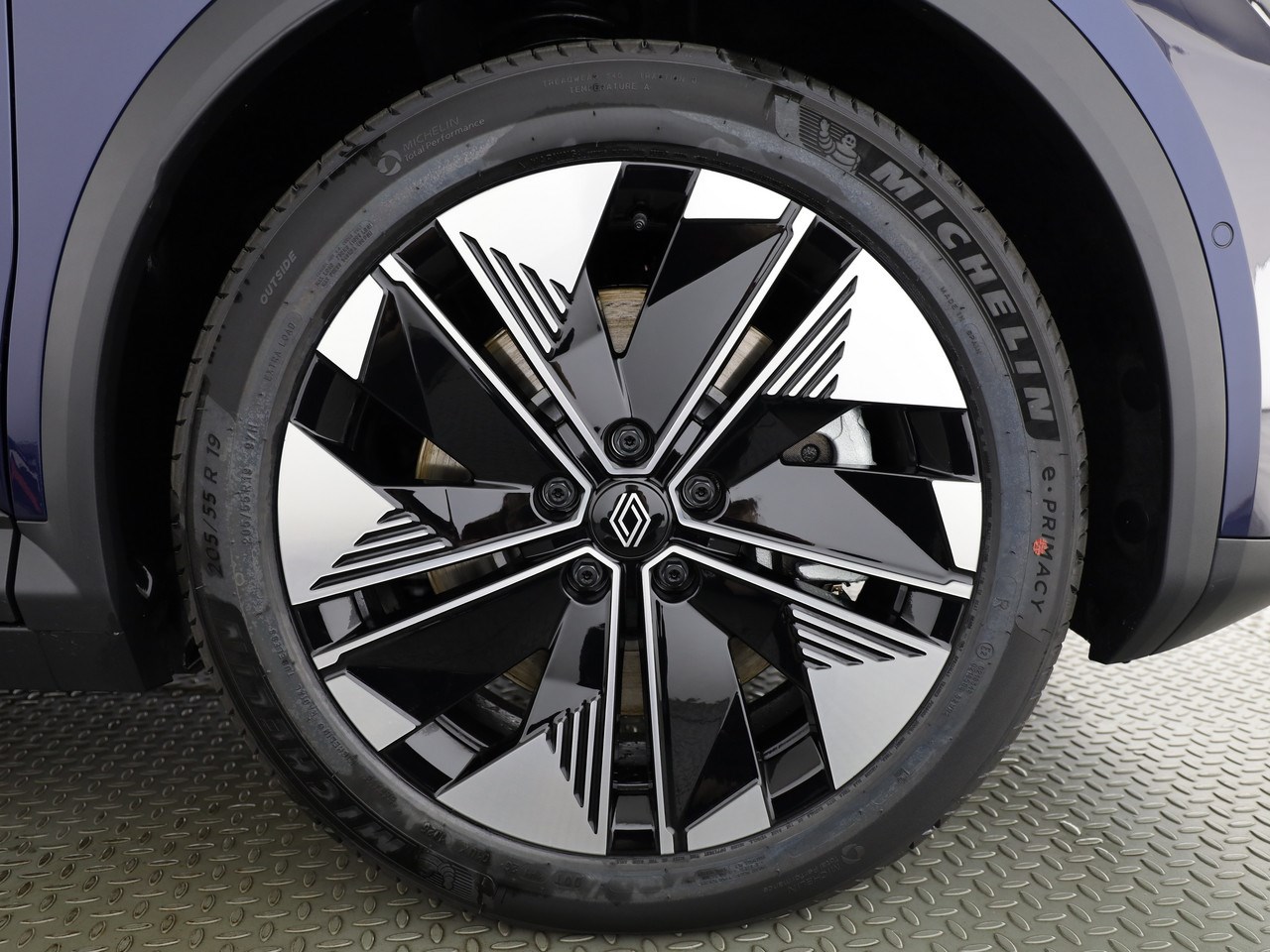 RENAULT Scénic E-Tech iconic-showroom-element-3