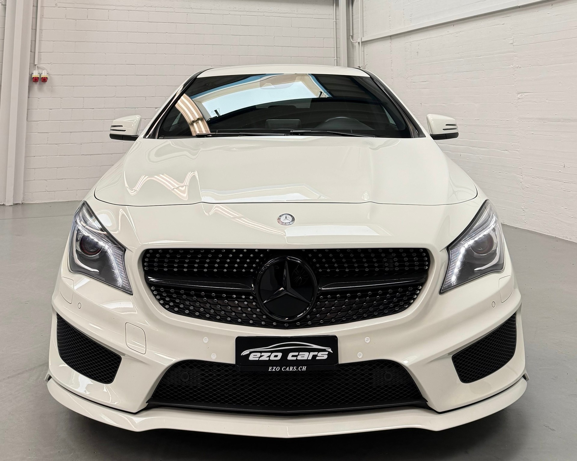 MERCEDES-BENZ CLA 200 AMG Line 7G-DCT Limited White Black Performance mit 2Jahre Garantie-showroom-element-2