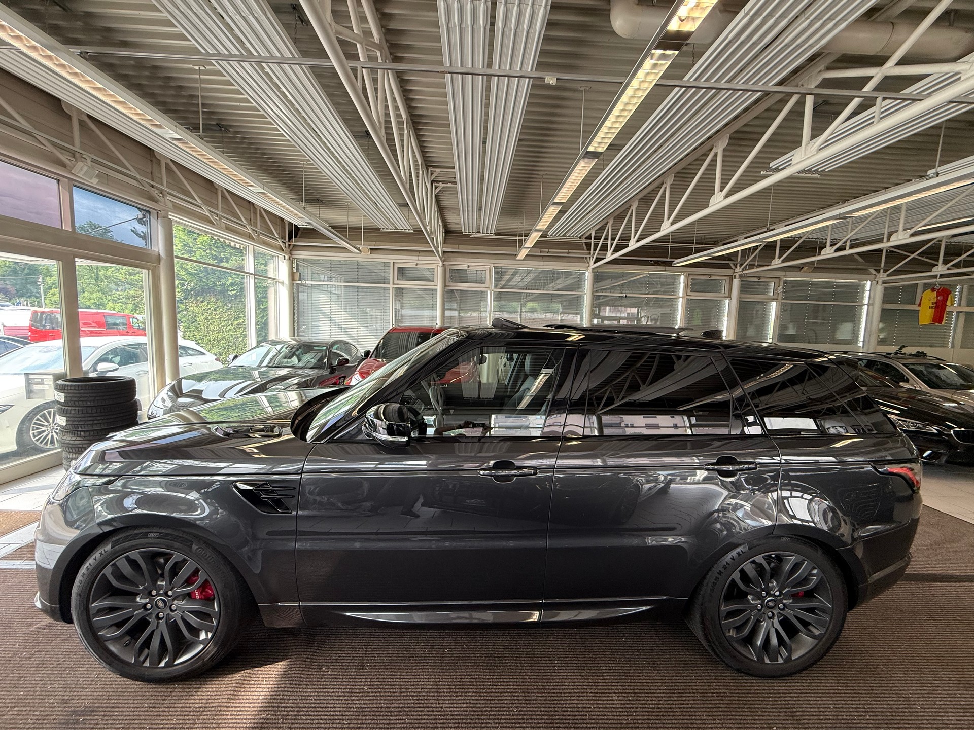 LAND ROVER Range Rover Sport P400 3.0 I6 MHEV HSE Dyn Stealth | Black Paket | Panorama | AHK | Pixel-Laser | ERSTBESITZ | CH |-showroom-element-3
