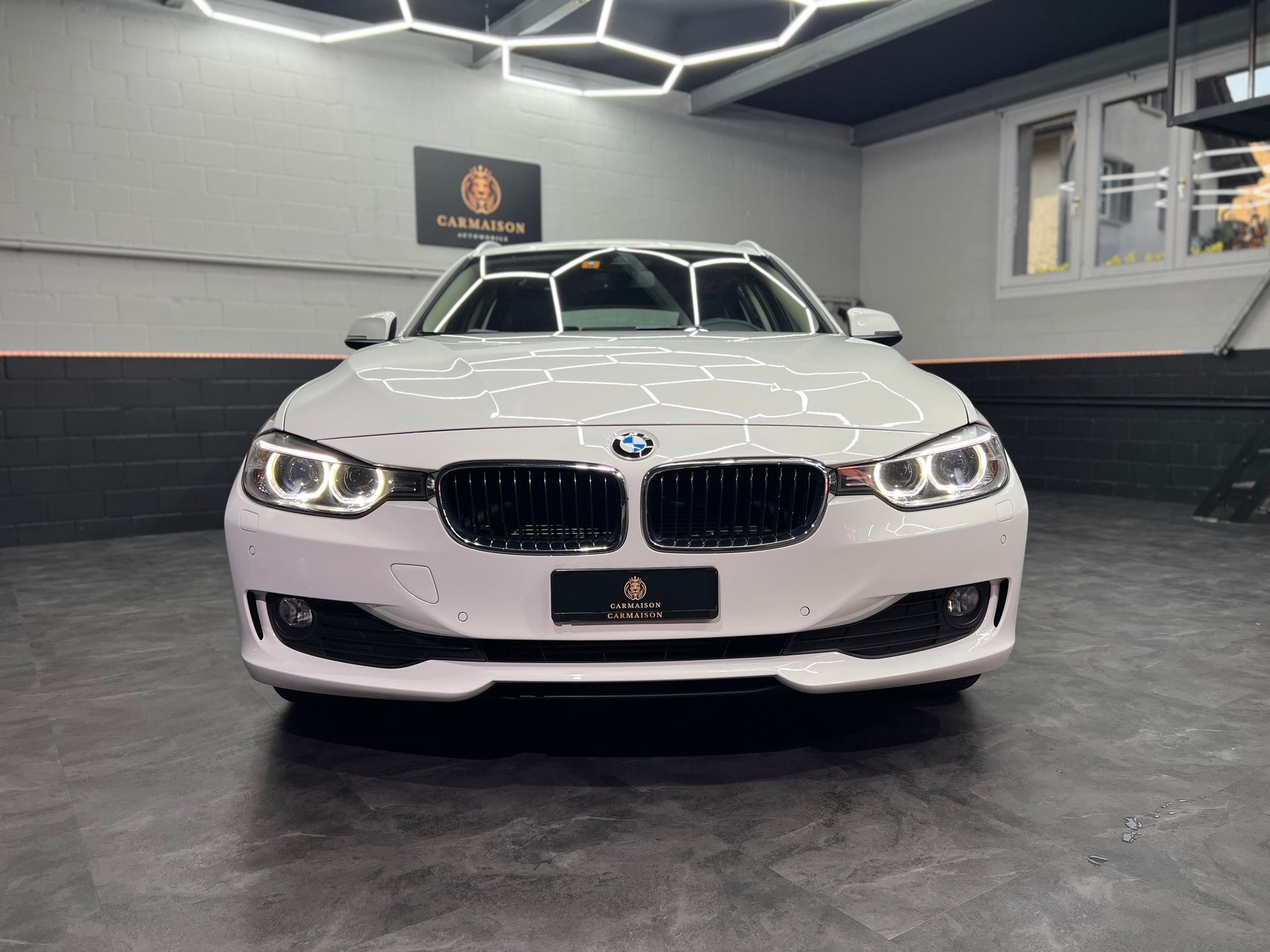 BMW 318d Touring Sport Line Steptronic-showroom-element-1