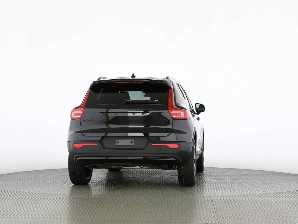 VOLVO XC40 2.0 B4 MH Black Edition-showroom-element-3