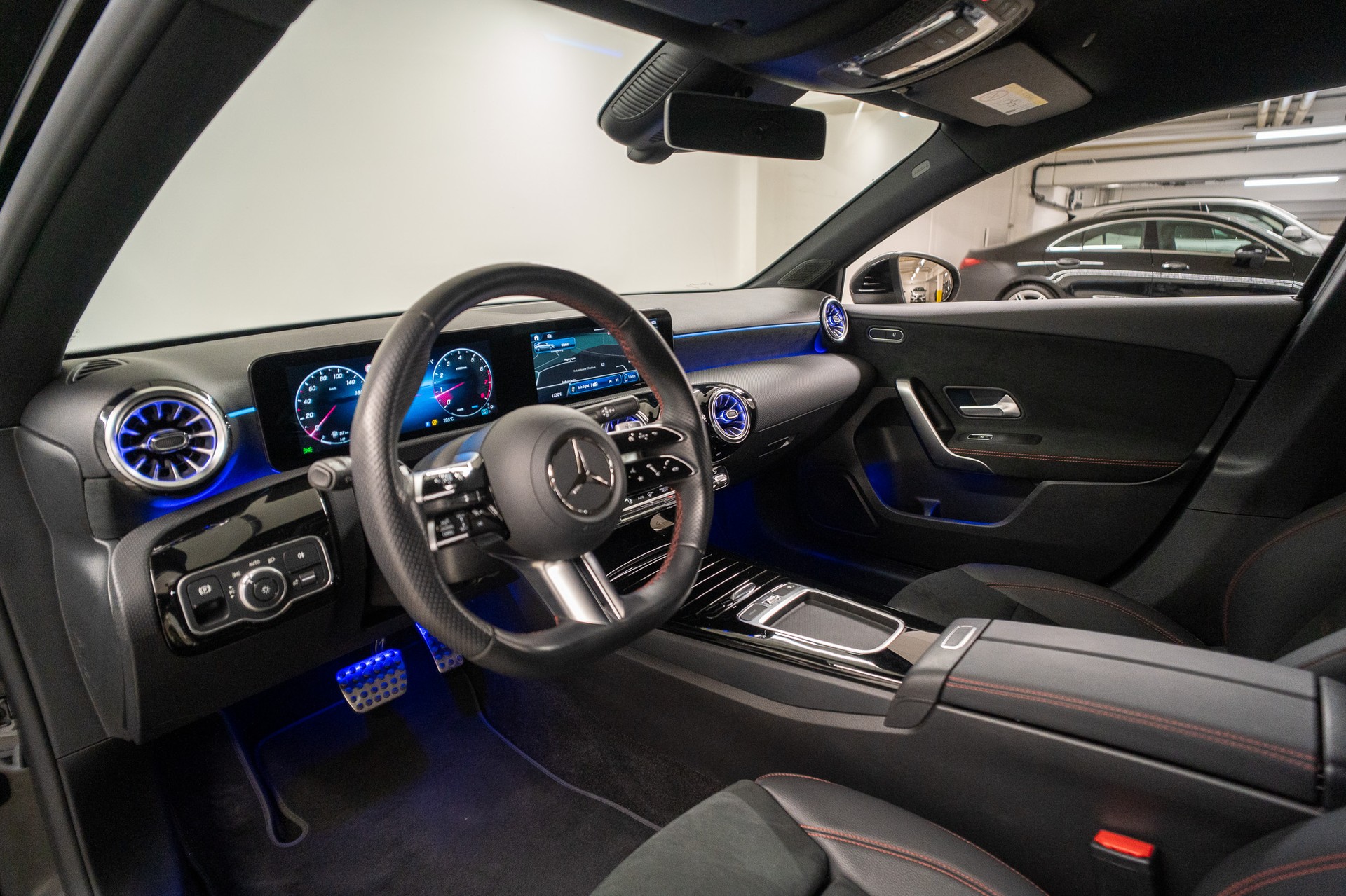 MERCEDES-BENZ A 250 AMG Line 4m Limousine *FACELIFT*-image-8