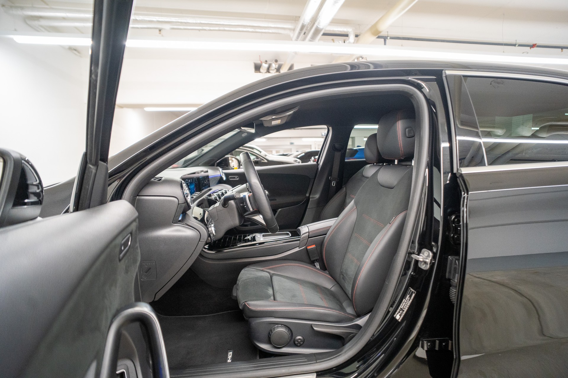 MERCEDES-BENZ A 250 AMG Line 4m Limousine *FACELIFT*-image-7