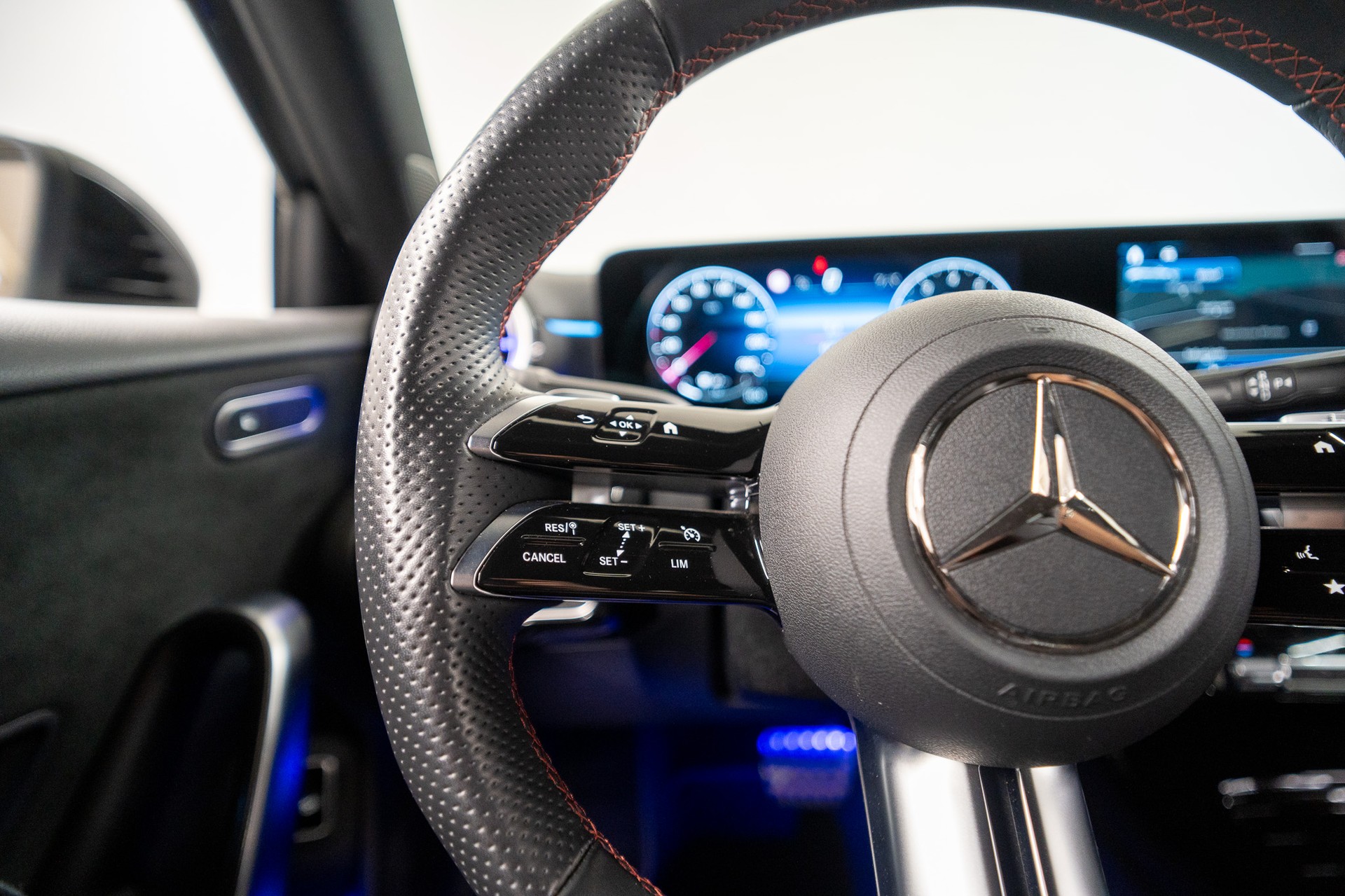 MERCEDES-BENZ A 250 AMG Line 4m Limousine *FACELIFT*-image-16
