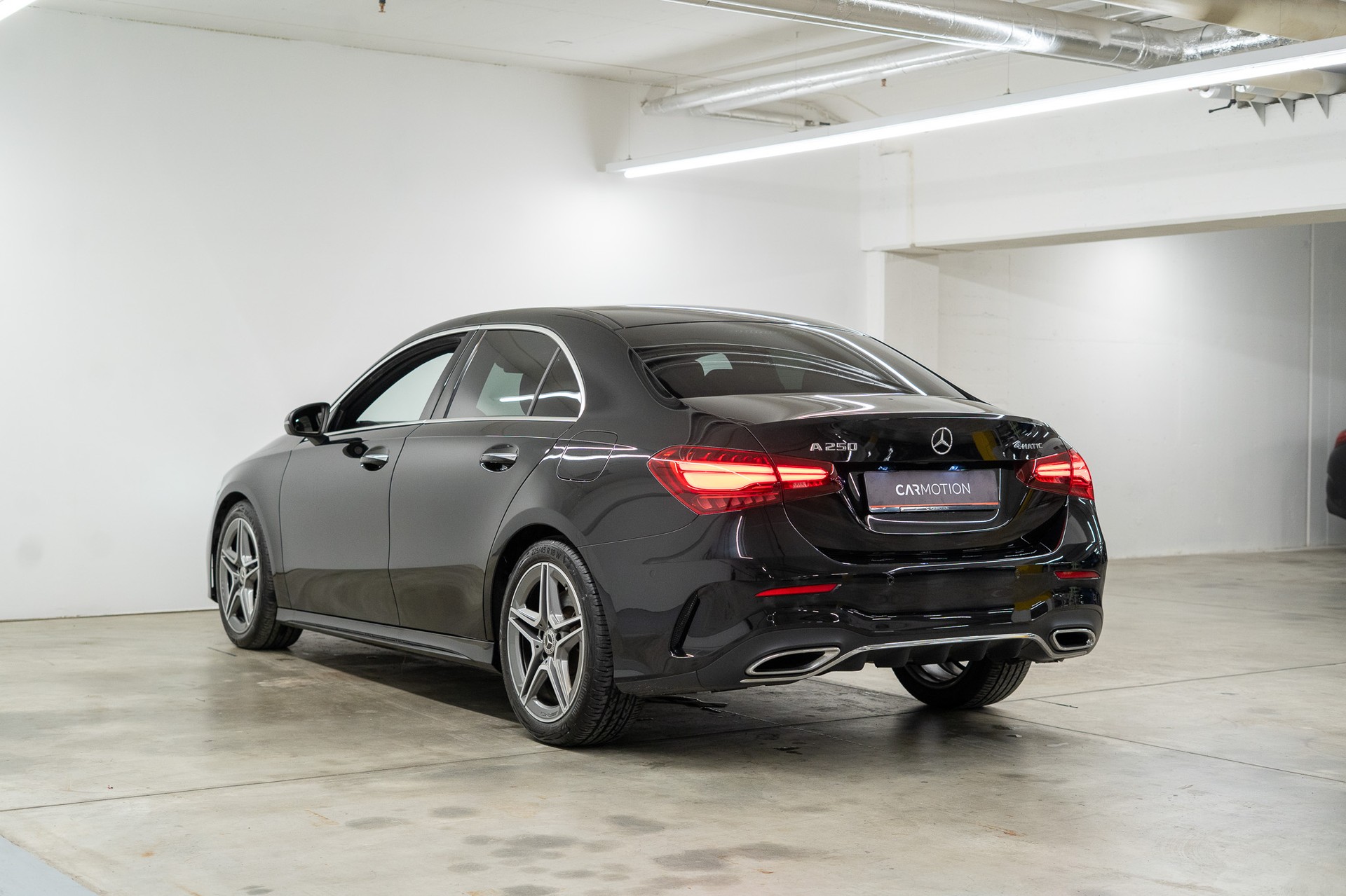 MERCEDES-BENZ A 250 AMG Line 4m Limousine *FACELIFT*-image-6