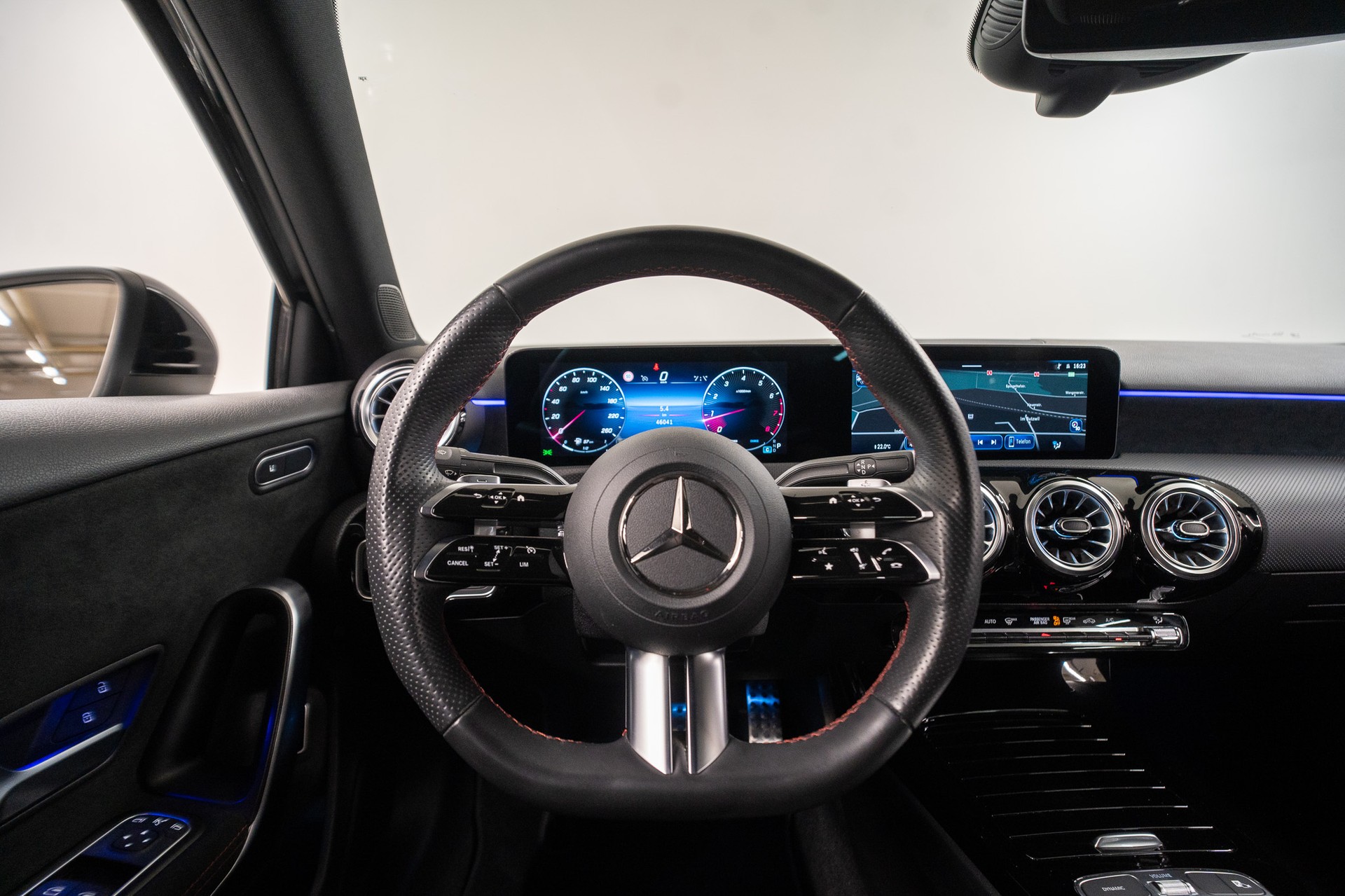 MERCEDES-BENZ A 250 AMG Line 4m Limousine *FACELIFT*-image-15