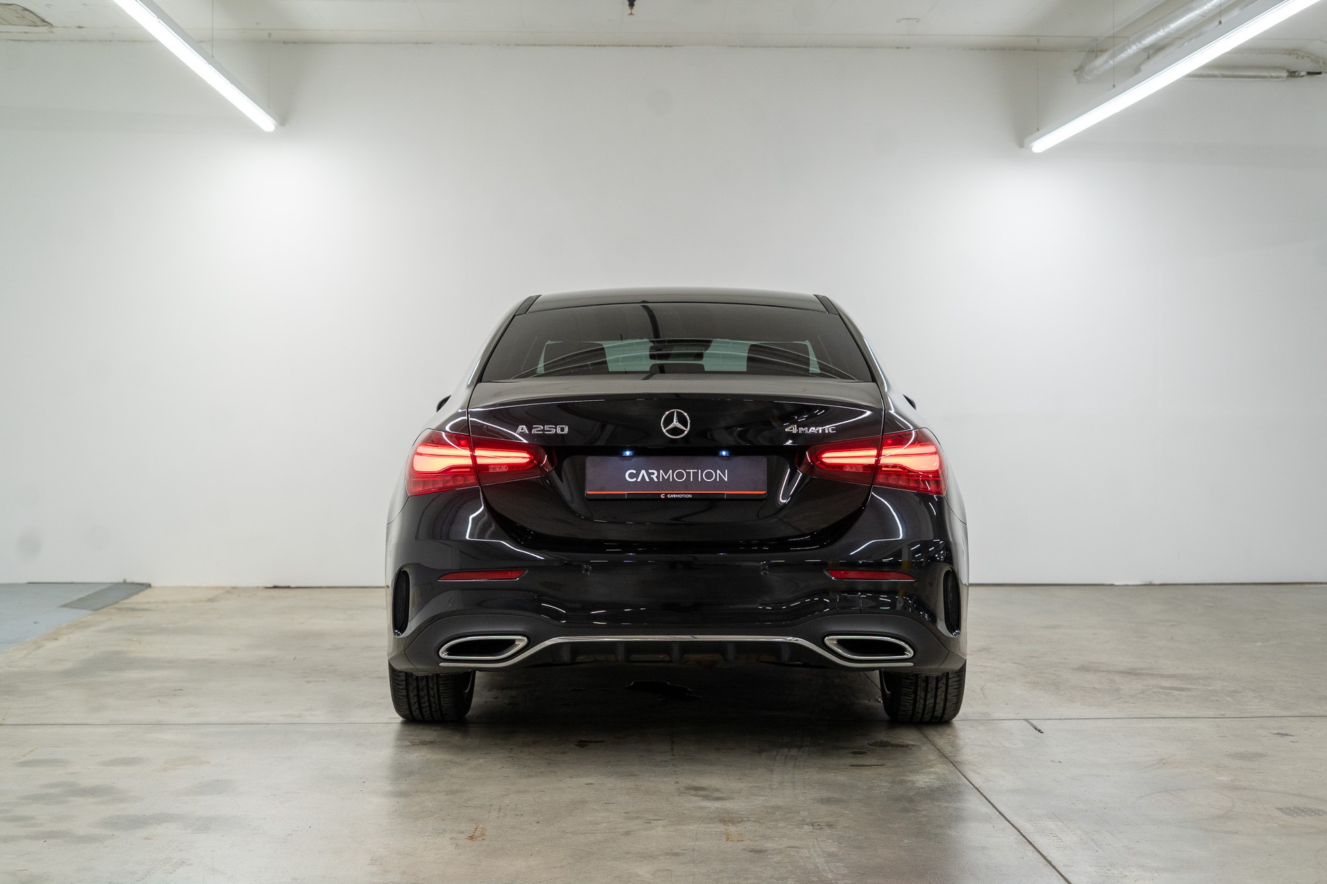 MERCEDES-BENZ A 250 AMG Line 4m Limousine *FACELIFT*-image-4
