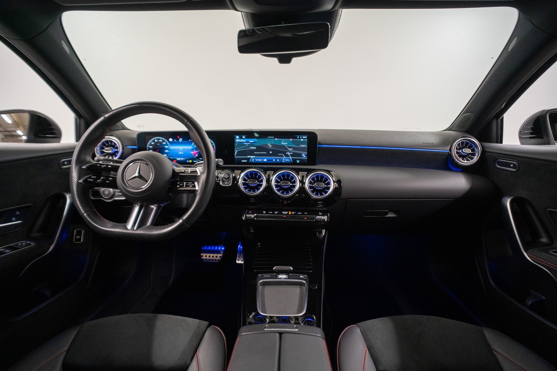 MERCEDES-BENZ A 250 AMG Line 4m Limousine *FACELIFT*-image-14