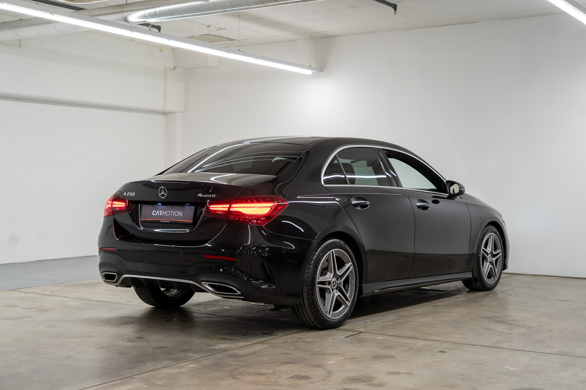 MERCEDES-BENZ A 250 AMG Line 4m Limousine *FACELIFT*-showroom-element-3