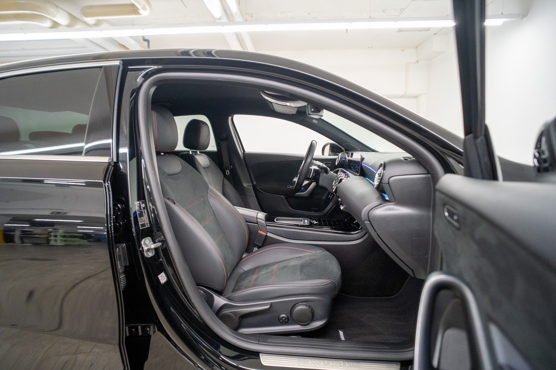 MERCEDES-BENZ A 250 AMG Line 4m Limousine *FACELIFT*-image-12