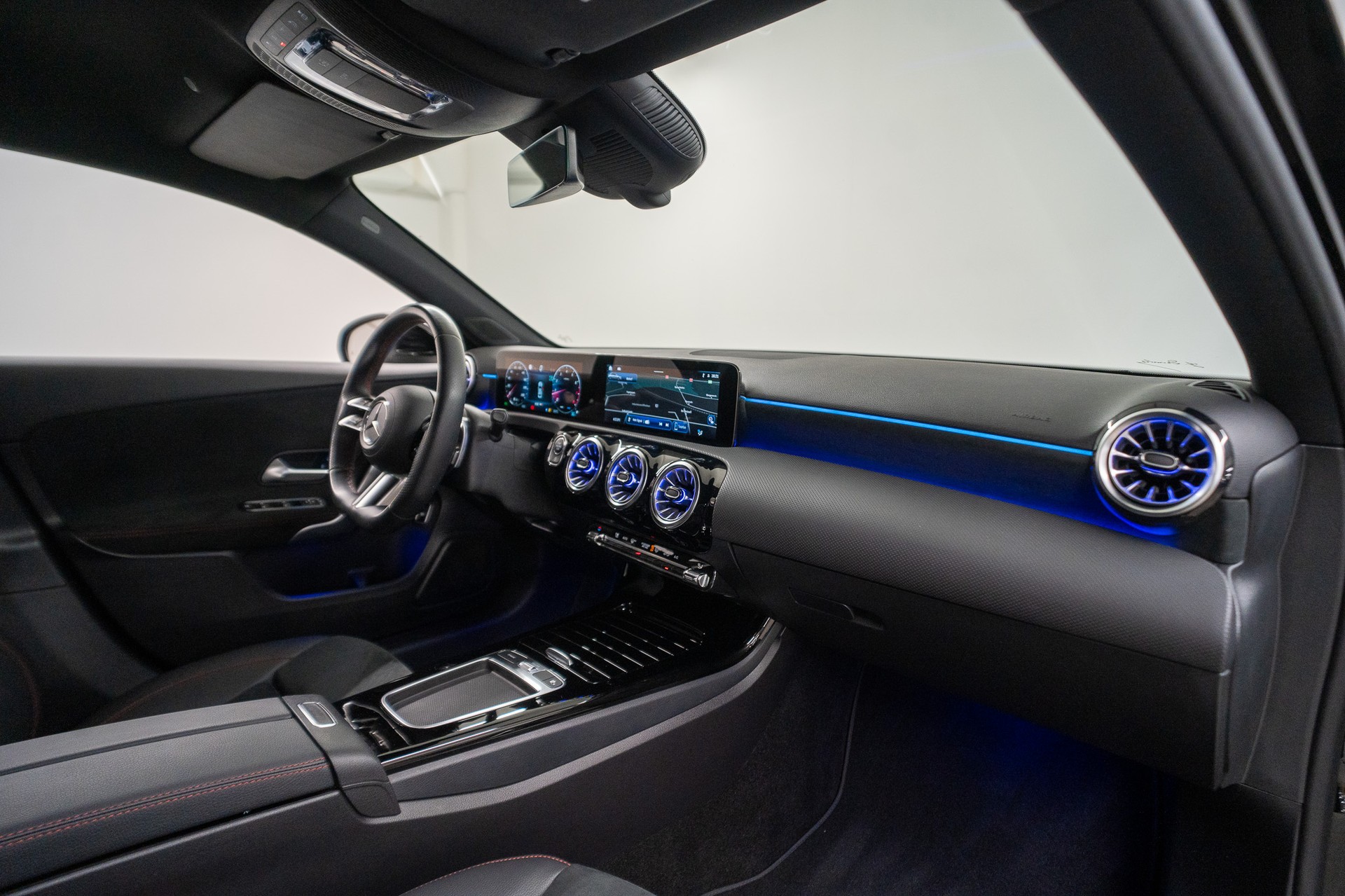 MERCEDES-BENZ A 250 AMG Line 4m Limousine *FACELIFT*-image-13