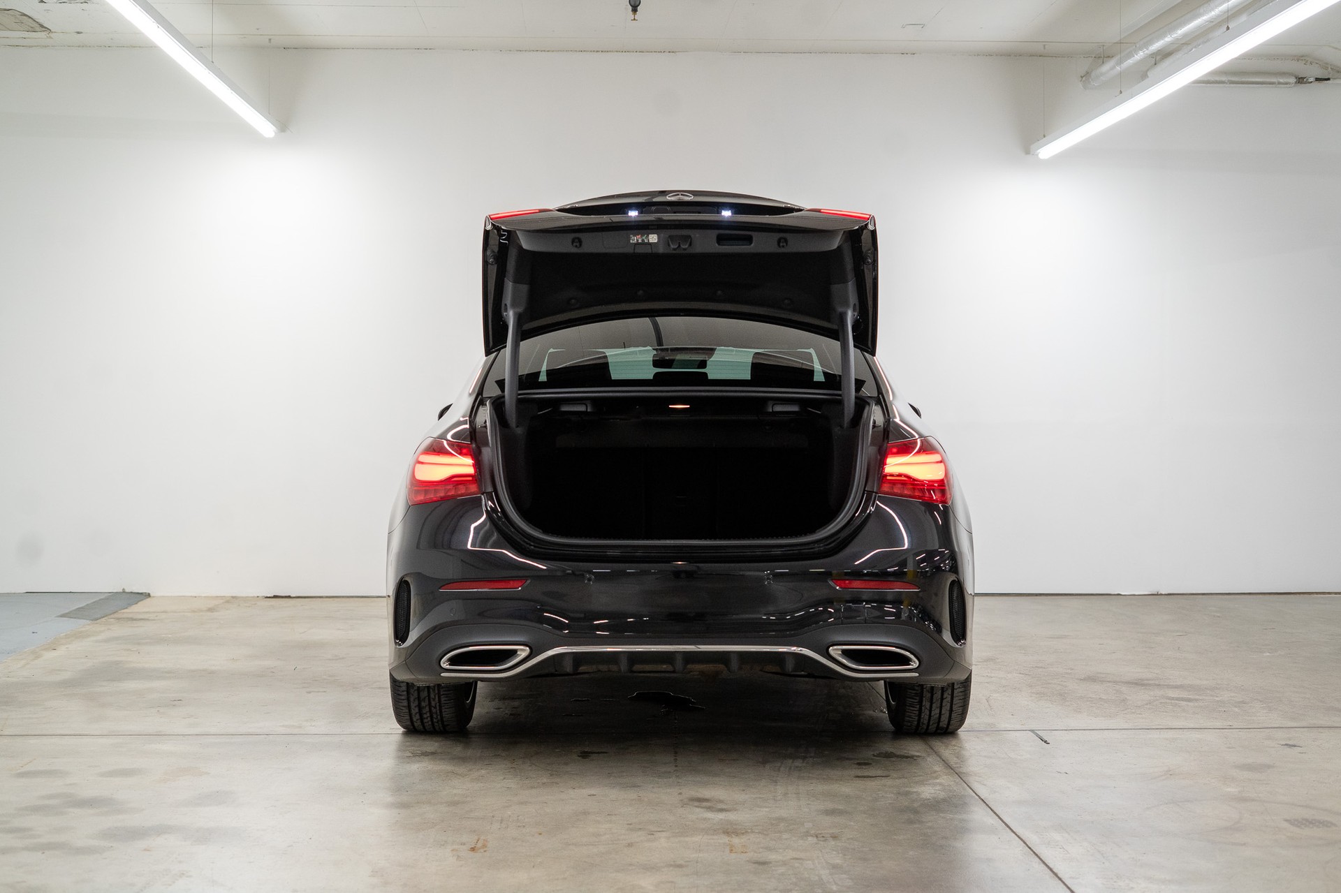 MERCEDES-BENZ A 250 AMG Line 4m Limousine *FACELIFT*-image-5