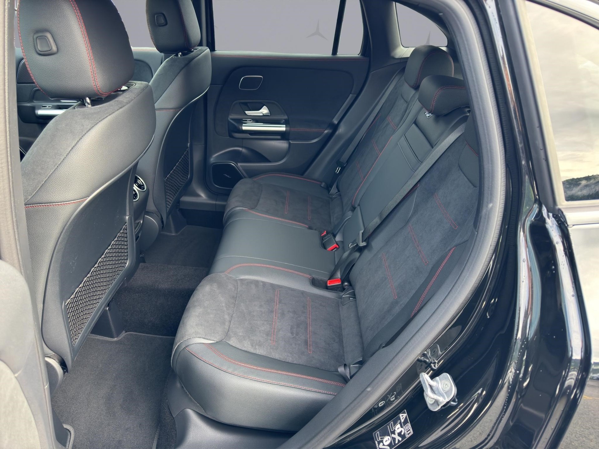 MERCEDES-BENZ GLA 250 Swiss Star AMG Line 4matic-image-11