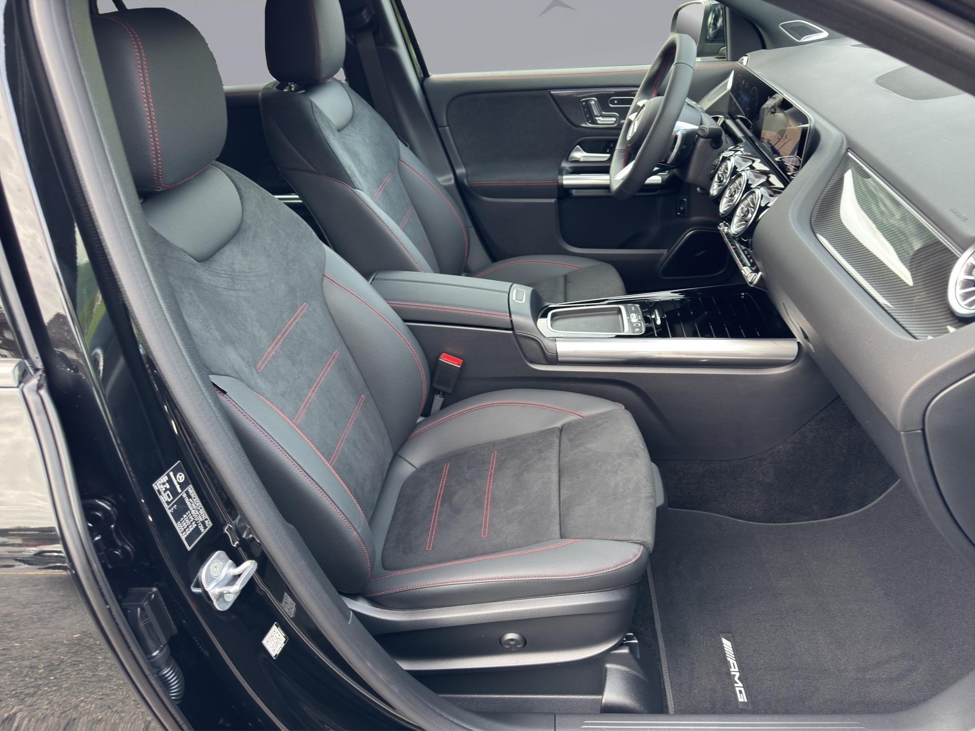 MERCEDES-BENZ GLA 250 Swiss Star AMG Line 4matic-image-15