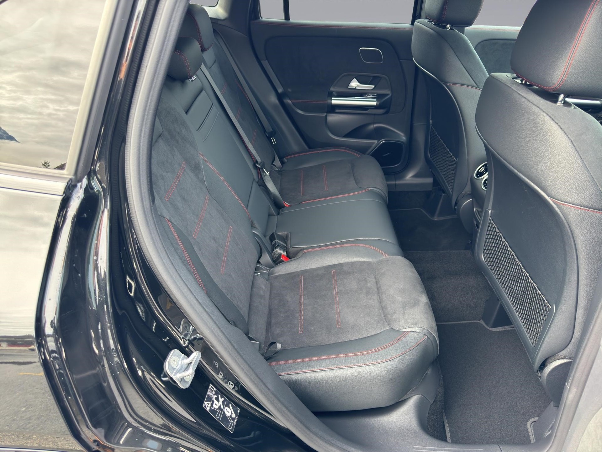 MERCEDES-BENZ GLA 250 Swiss Star AMG Line 4matic-image-16