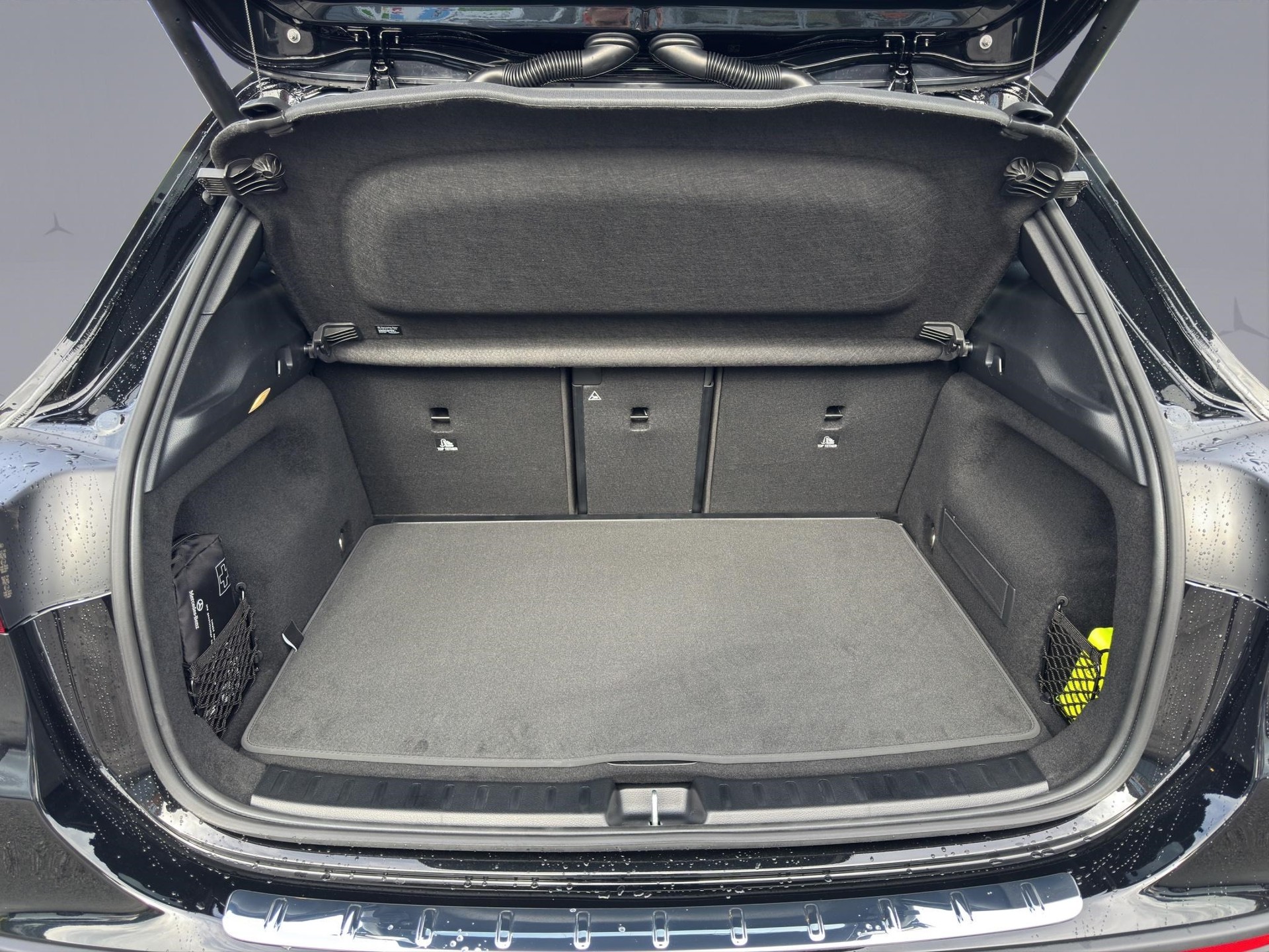 MERCEDES-BENZ GLA 250 Swiss Star AMG Line 4matic-image-17