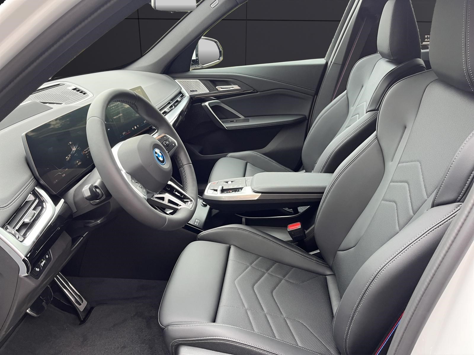 BMW iX1 30 xDrive-showroom-element-1