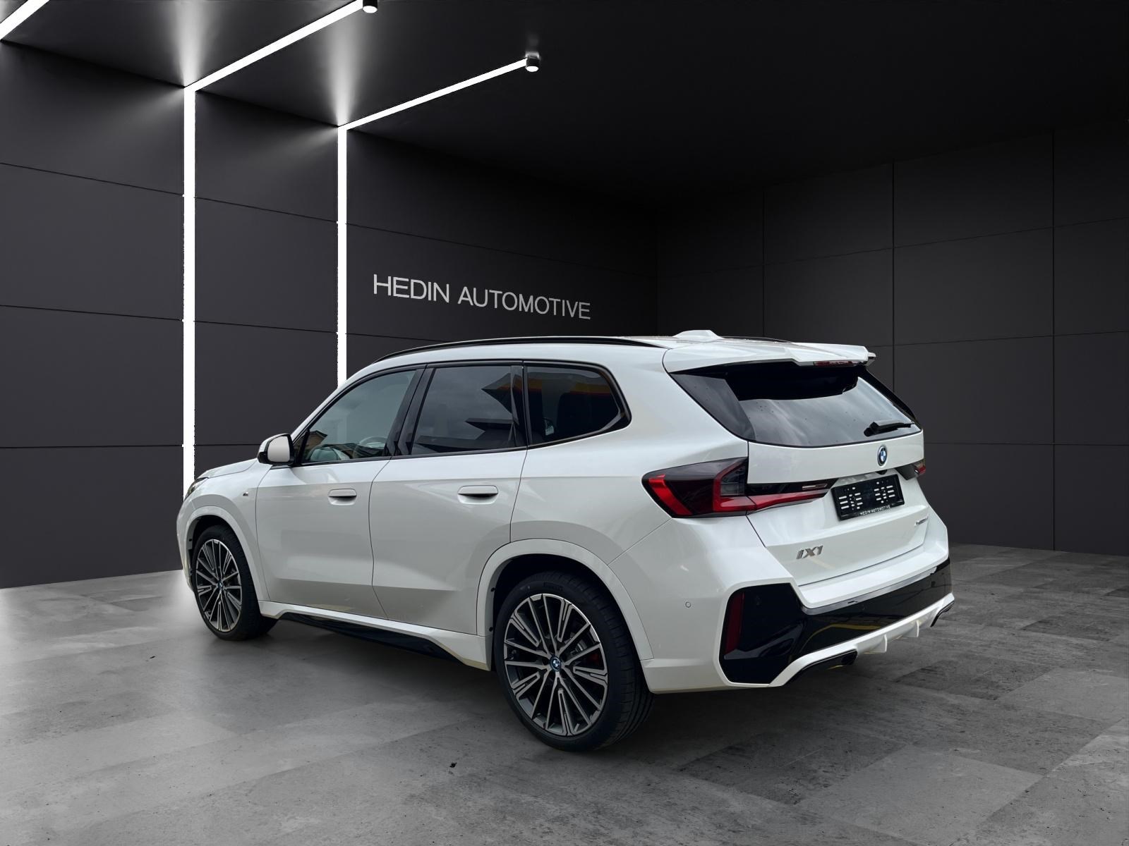 BMW iX1 30 xDrive-showroom-element-2