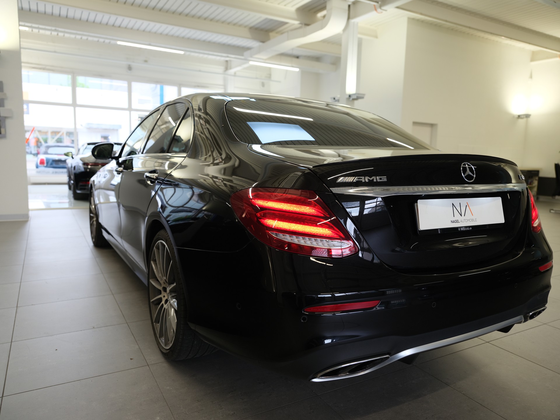 MERCEDES-BENZ E 43 AMG 4Matic 9G-Tronic-showroom-element-3