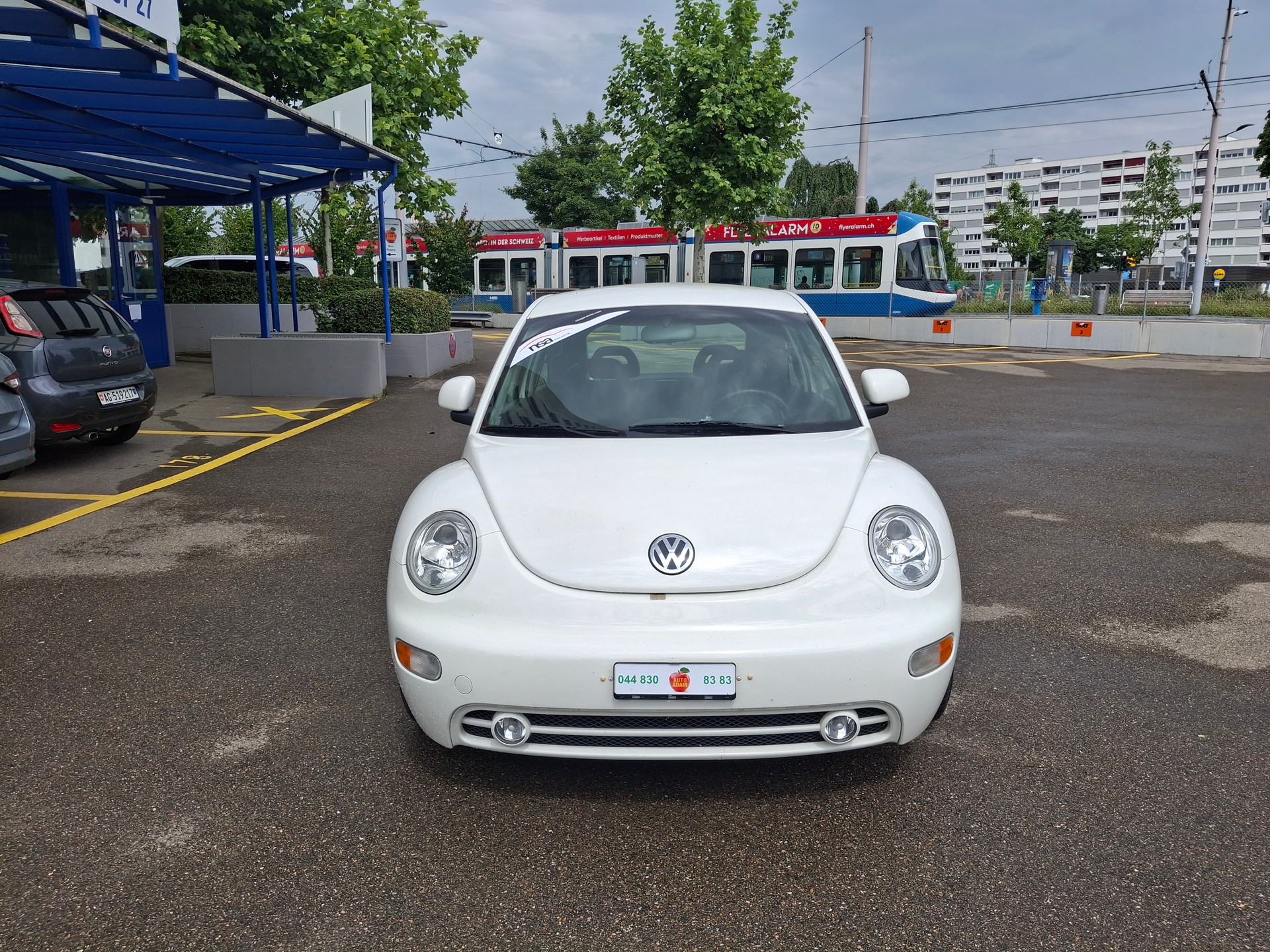 VW Beetle 2.0-showroom-element-2