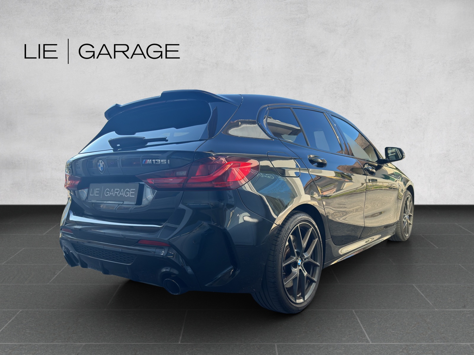 BMW M135i xDrive Steptronic-showroom-element-2