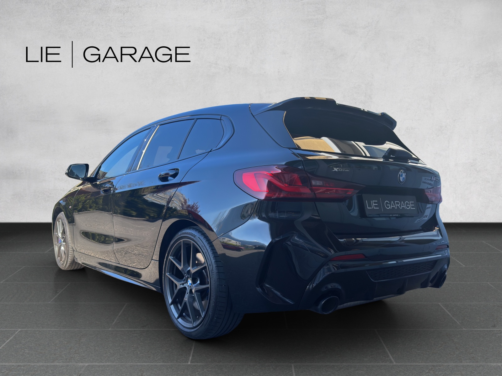 BMW M135i xDrive Steptronic-showroom-element-1