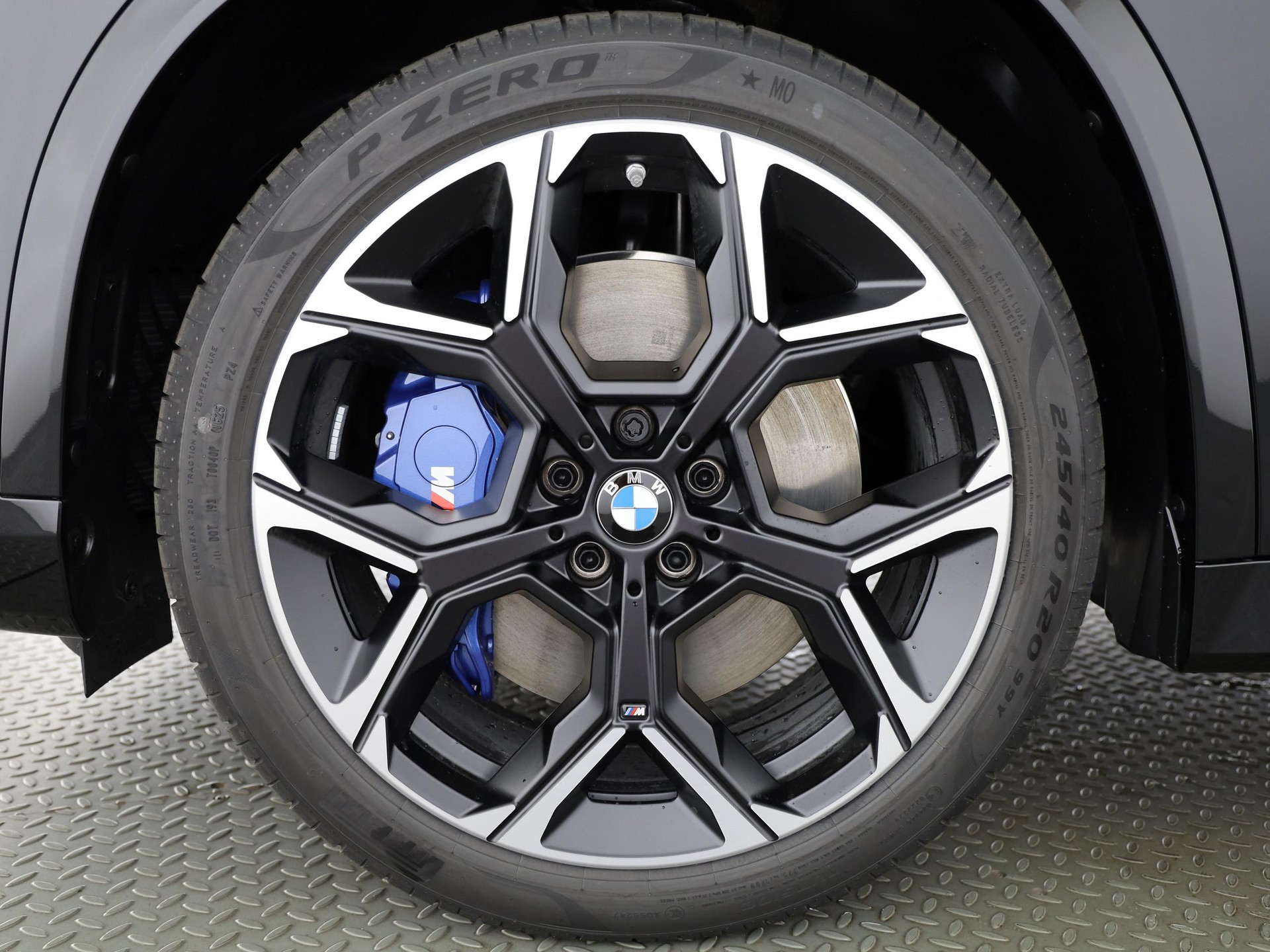 BMW X1 M35i-showroom-element-2