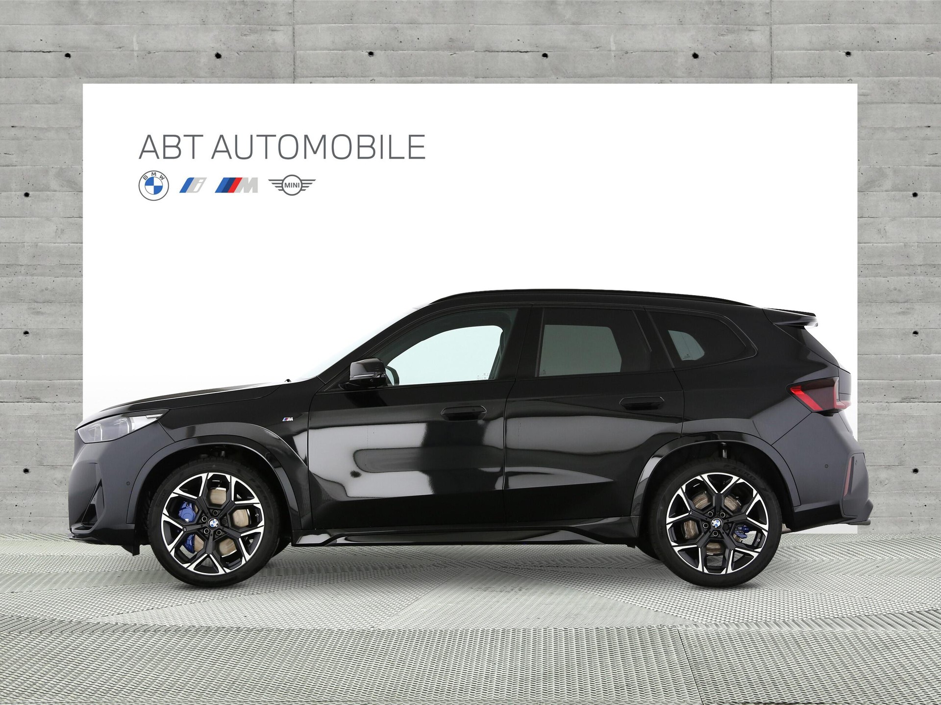 BMW X1 M35i-showroom-element-3