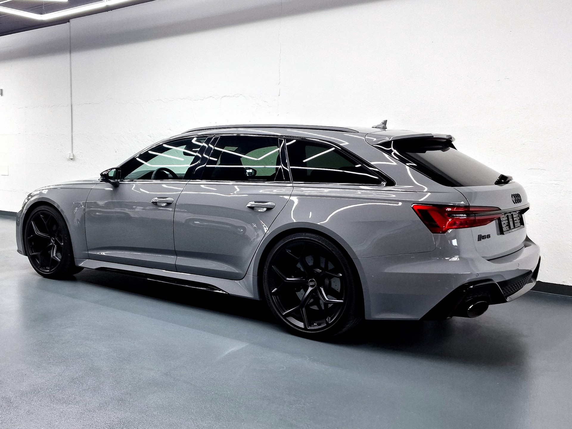 AUDI RS6 Avant 4.0 V8 TFSI quattro T-Tronic-image-6