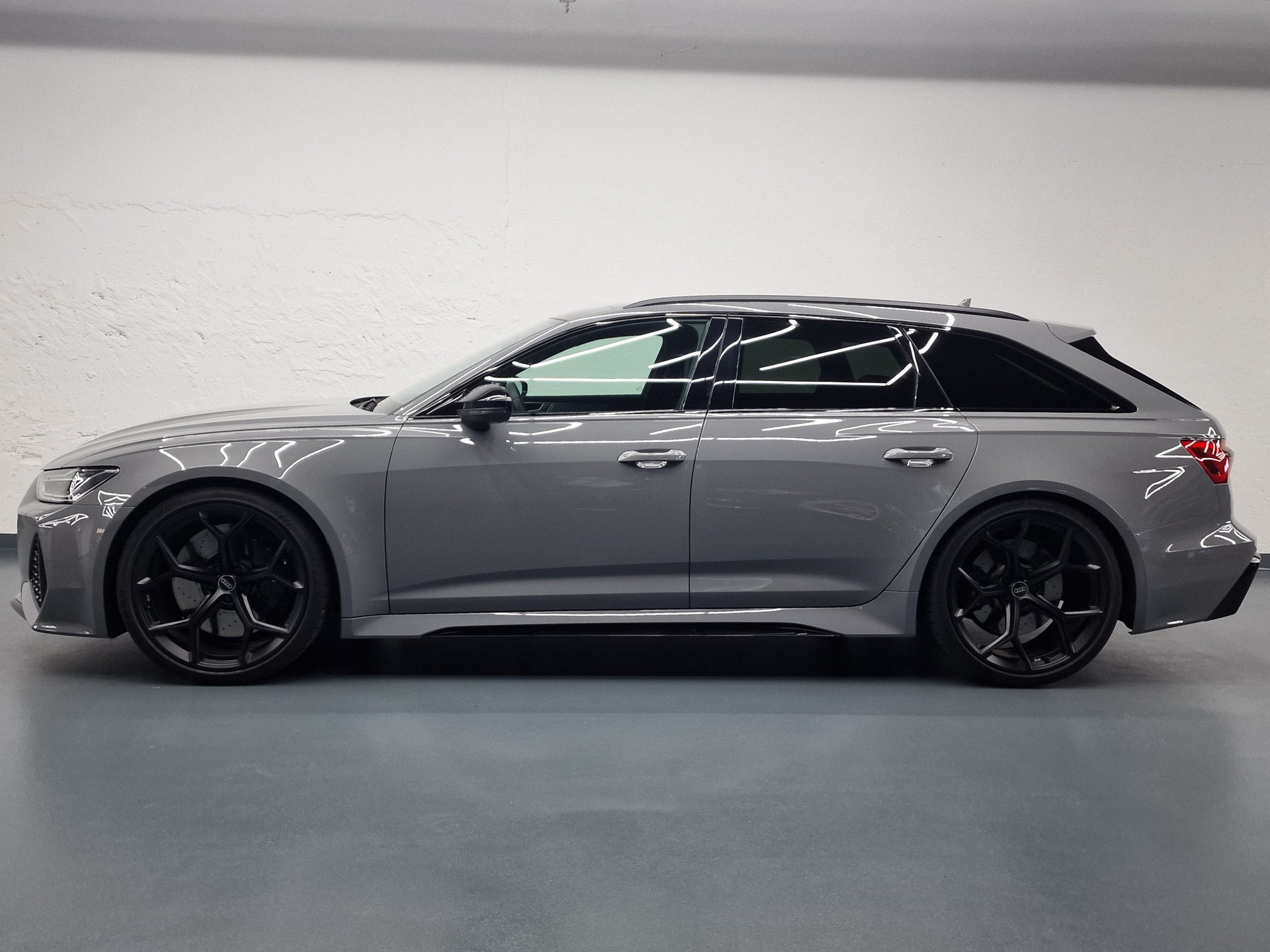 AUDI RS6 Avant 4.0 V8 TFSI quattro T-Tronic-image-4