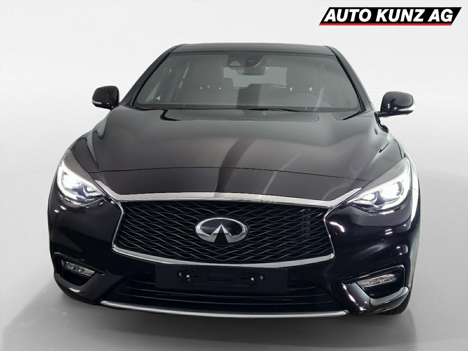 INFINITI Q30 2.2d Luxe AWD DCT-showroom-element-2