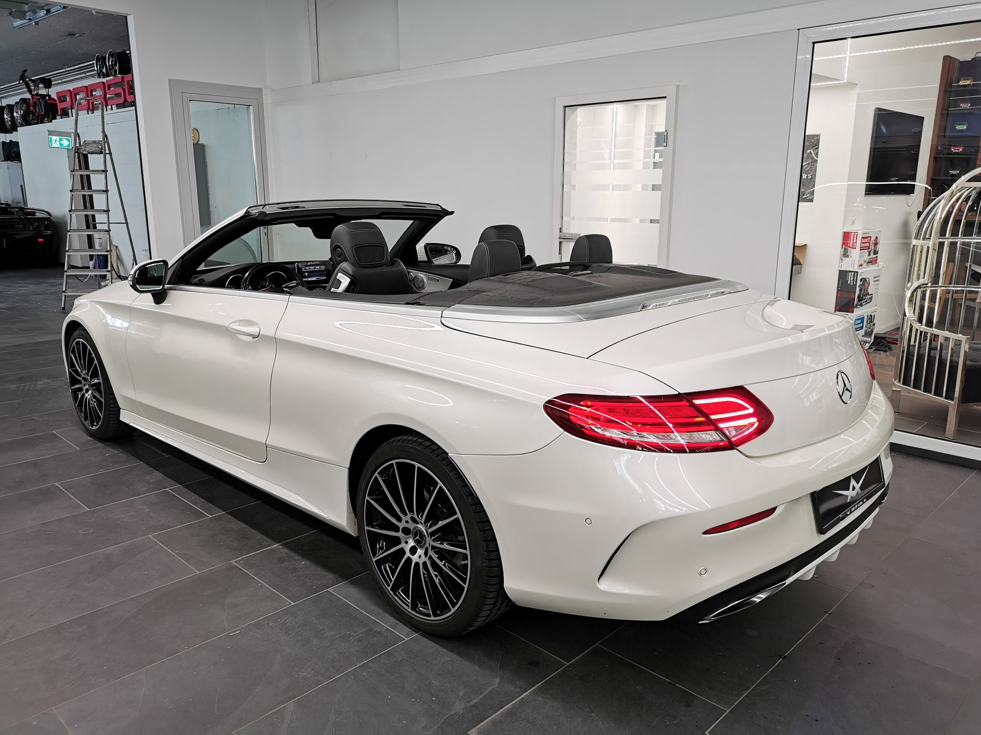 MERCEDES-BENZ C 200 Cabriolet AMG Line 4Matic 9G-Tronic DISTRONIC, BURMESTER, AIRSCARFE, ALCANTARA, SPORTABGASANLAGE-image-3