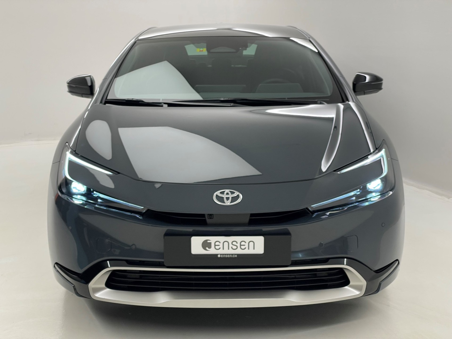 TOYOTA Prius Plug-in Hybrid 2.0 Premium-showroom-element-1